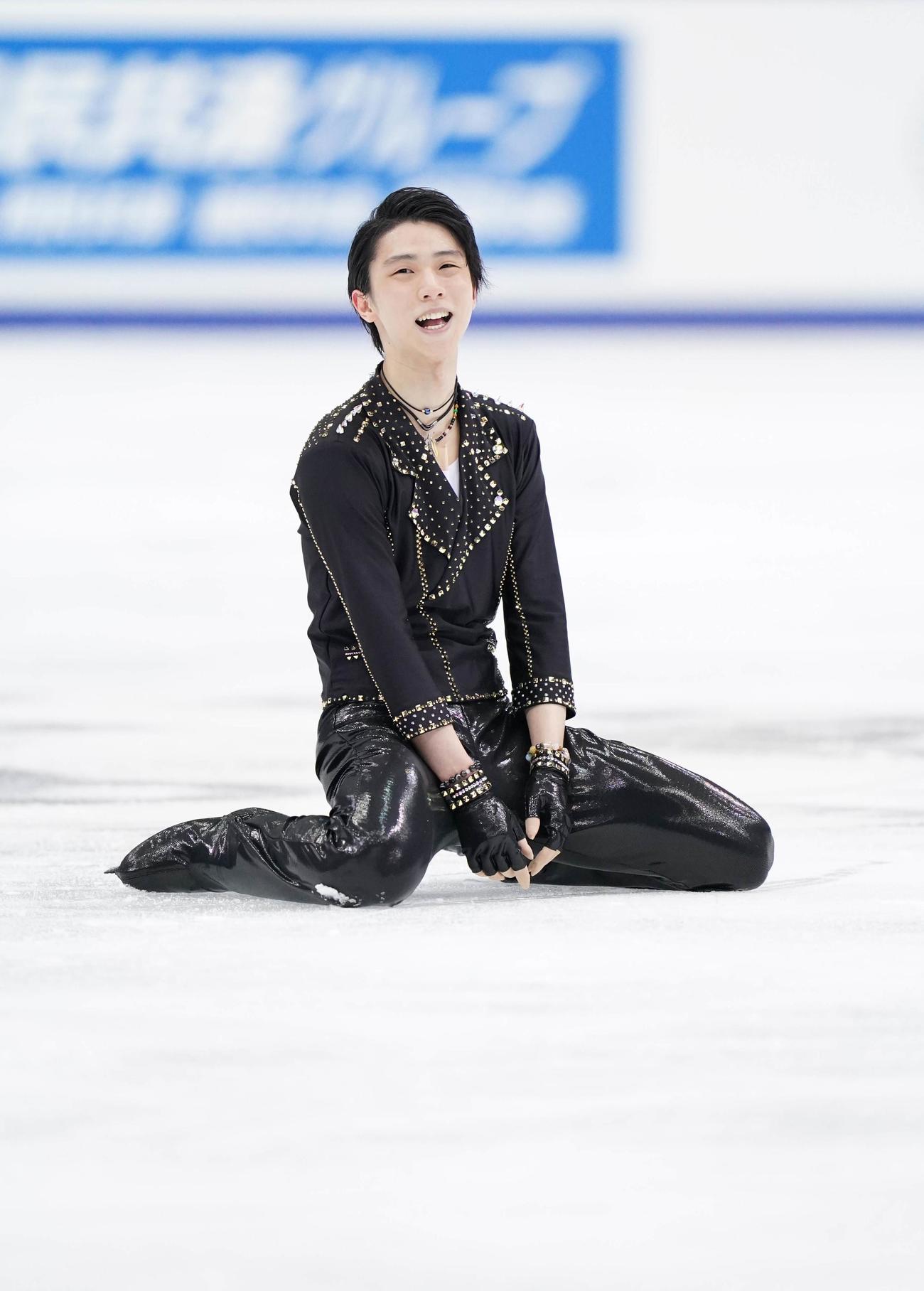 全日本フィギュアスケート選手権　男子SPの演技を終えて笑顔を見せる羽生（代表撮影）