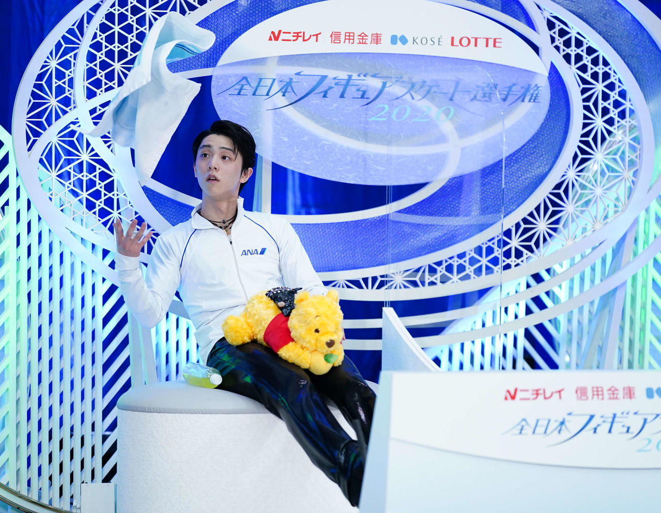 男子SPの演技を終え、1人で座るキスアンドクライでタオルを放り投げる羽生（代表撮影）