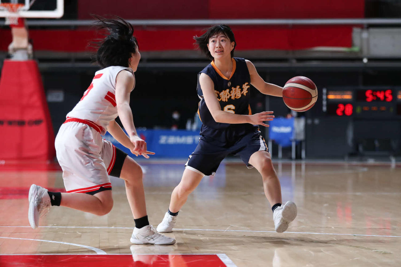開志国際対京都精華学園　第2Q、ドリブルで攻め込む京都精華学園・中江（C）JBA