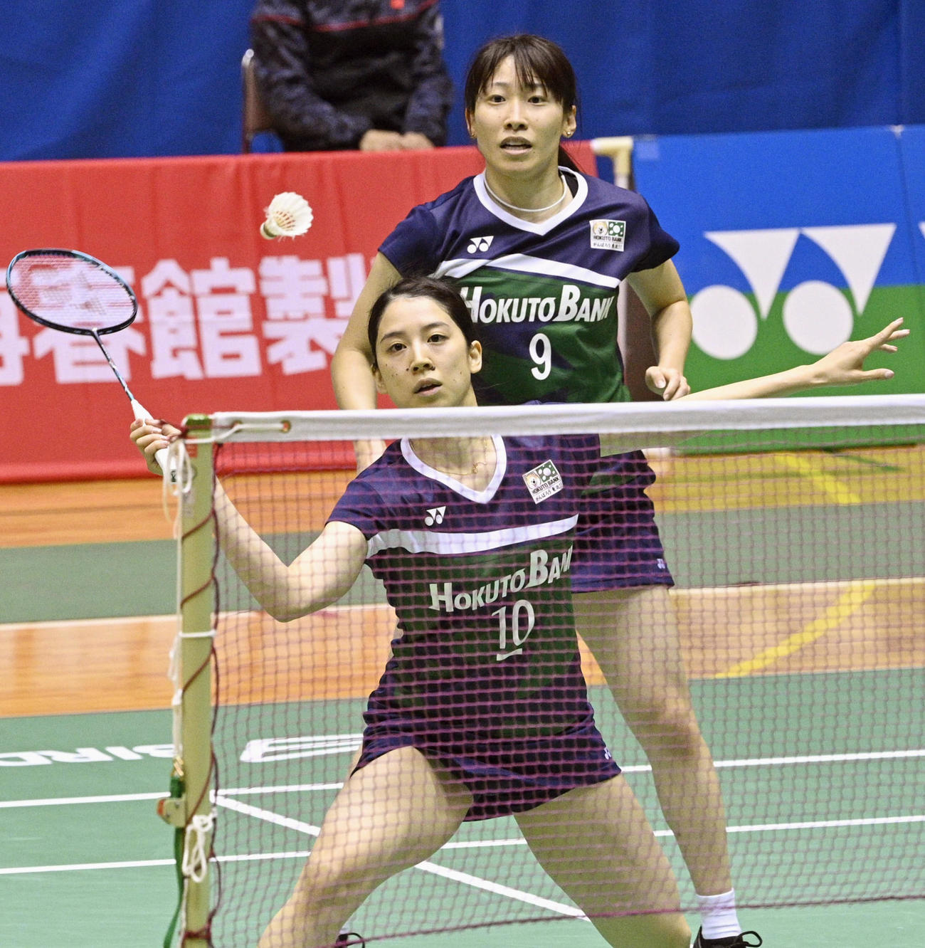 女子ダブルス準々決勝で勝利し、タッチを交わす米元（手前）、田中組（代表撮影）