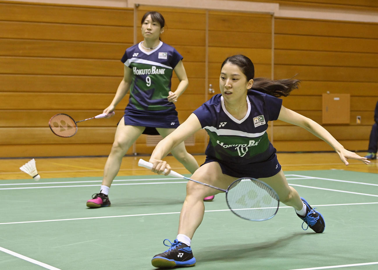 女子ダブルス準々決勝でプレーする米元（手前右）、田中組（代表撮影）