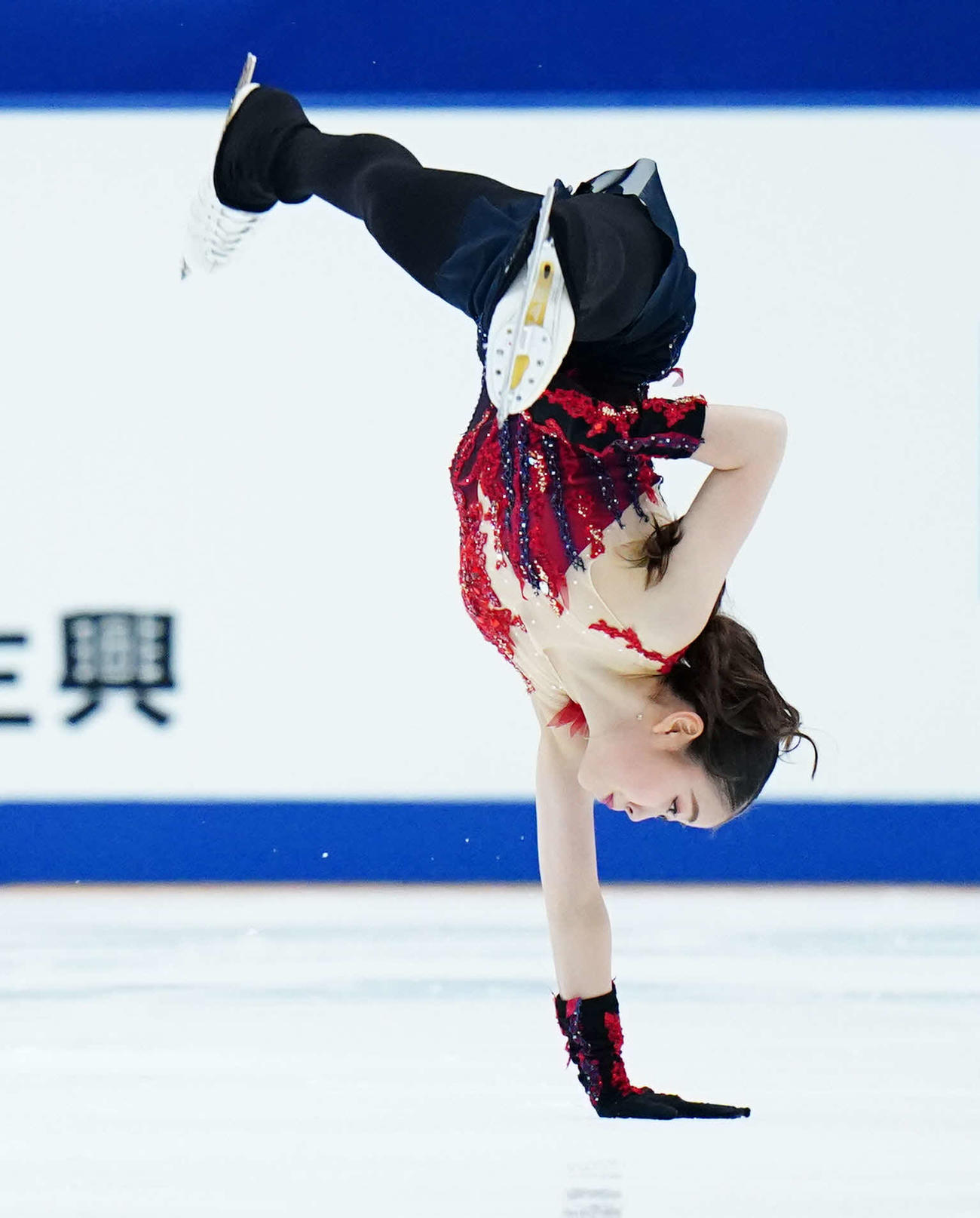 女子SP片手側転を見せる紀平梨花（代表撮影）