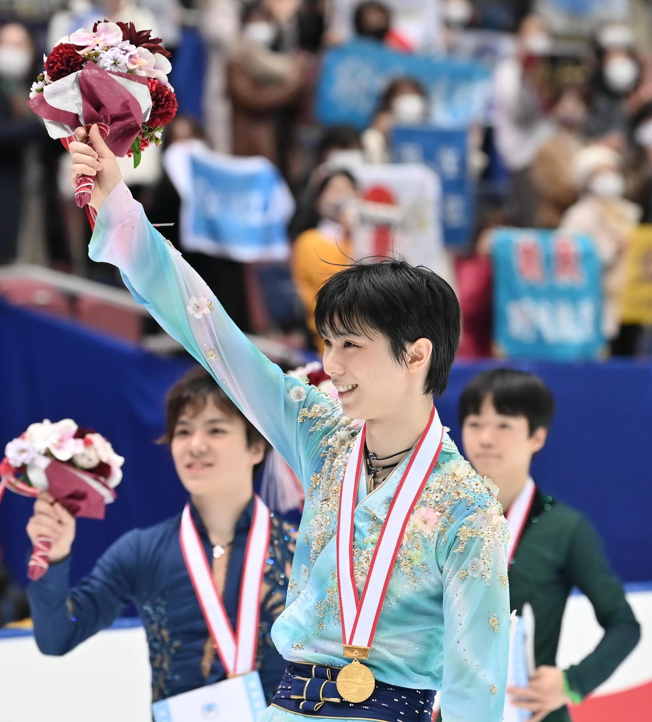 歓声に応える優勝した羽生。左は2位の宇野、右は3位の鍵山（代表撮影）