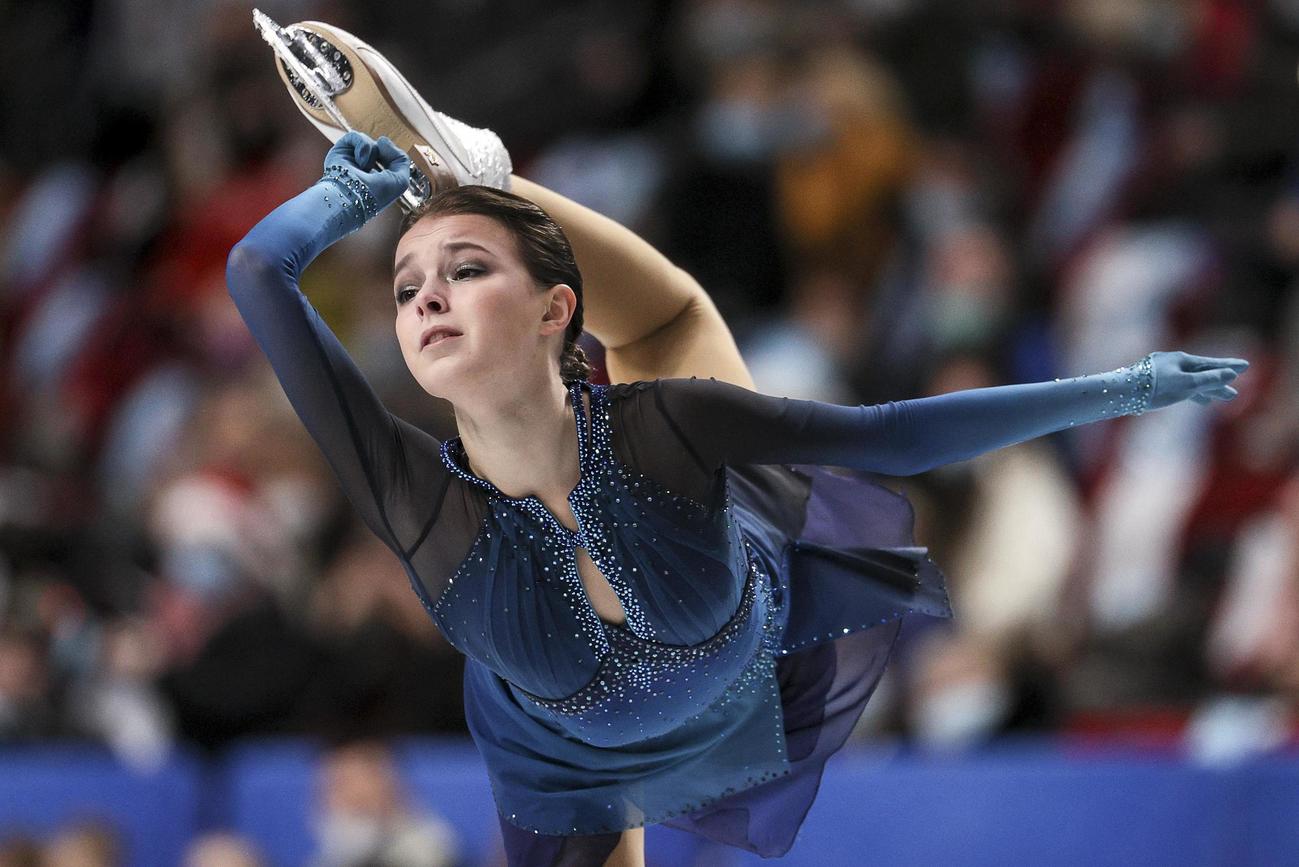 フィギュアスケートのロシア選手権女子SPで首位に立ったアンナ・シェルバコワの演技（タス＝共同）