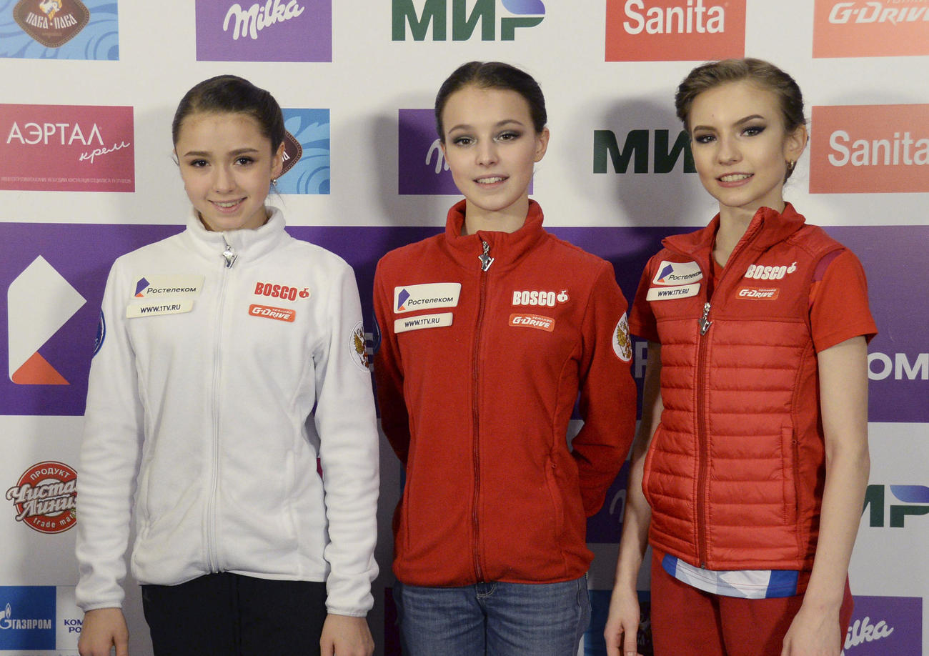 フィギュアスケートのロシア選手権女子のSPで上位の3選手。（左から）2位のカミラ・ワリエワ、1位のアンナ・シェルバコワ、3位のダリア・ウサチョワ（共同）