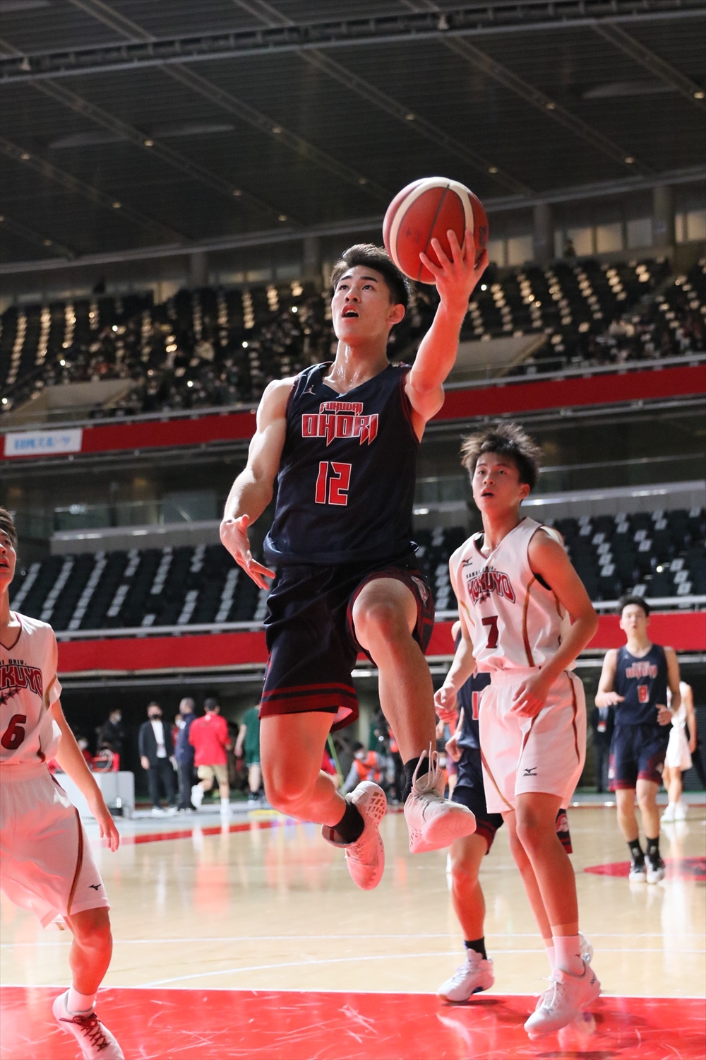 福岡大大濠対関大北陽　第2Q、シュートを放つ福岡大大濠・針間（中央）（C）JBA