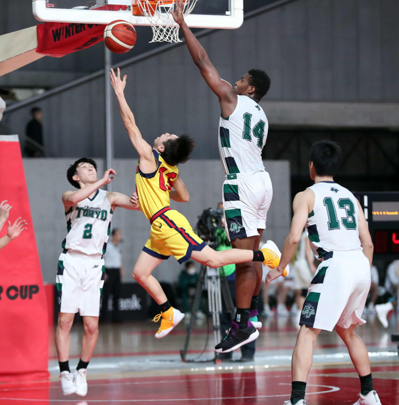 相手シュートを高さで防御する福島東稜フランクリン（14番）（C）JBA