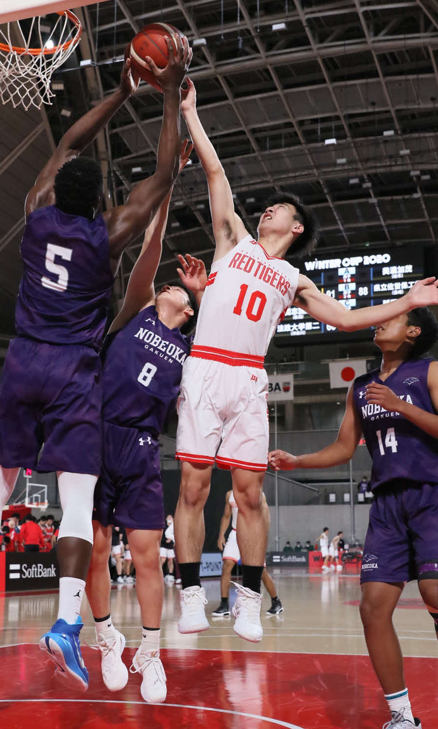 第1Q、リバウンドで競り合う開志国際・内田（中央）（C）JBA