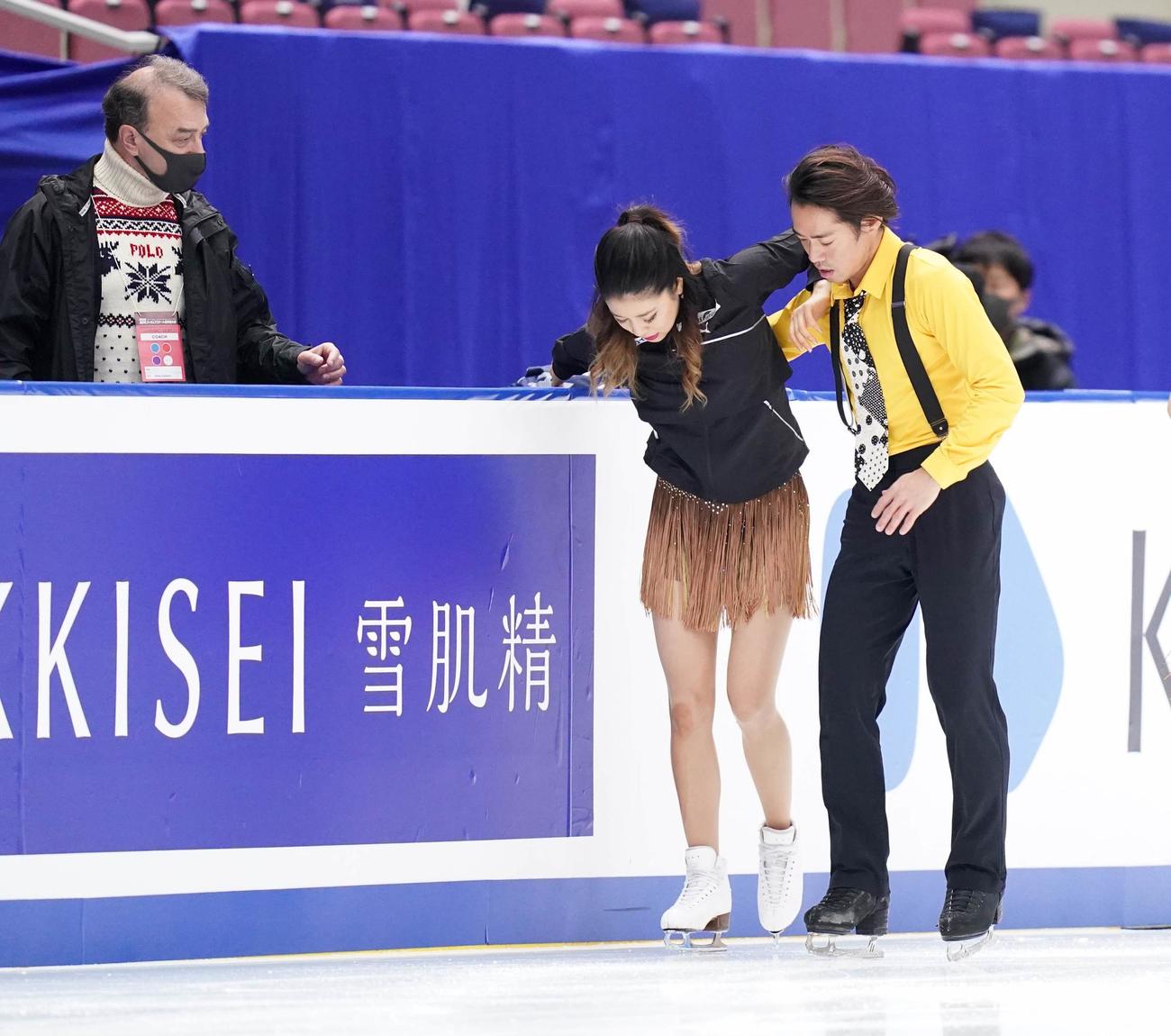練習中に負傷した村元（左）の肩を抱えてリンクから引き揚げる高橋（代表撮影）