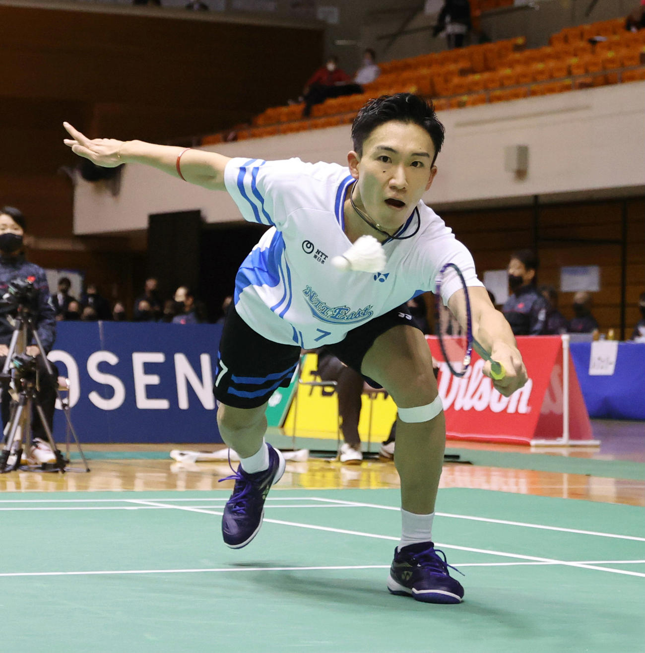 男子シングルス準決勝でプレーする桃田（代表撮影）