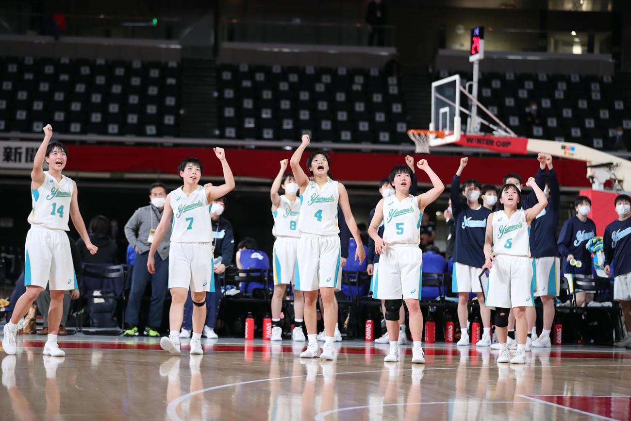 札幌山の手対大阪桐蔭　第4Q、応援に手を上げて応える札幌山の手の選手たち（C）JBA