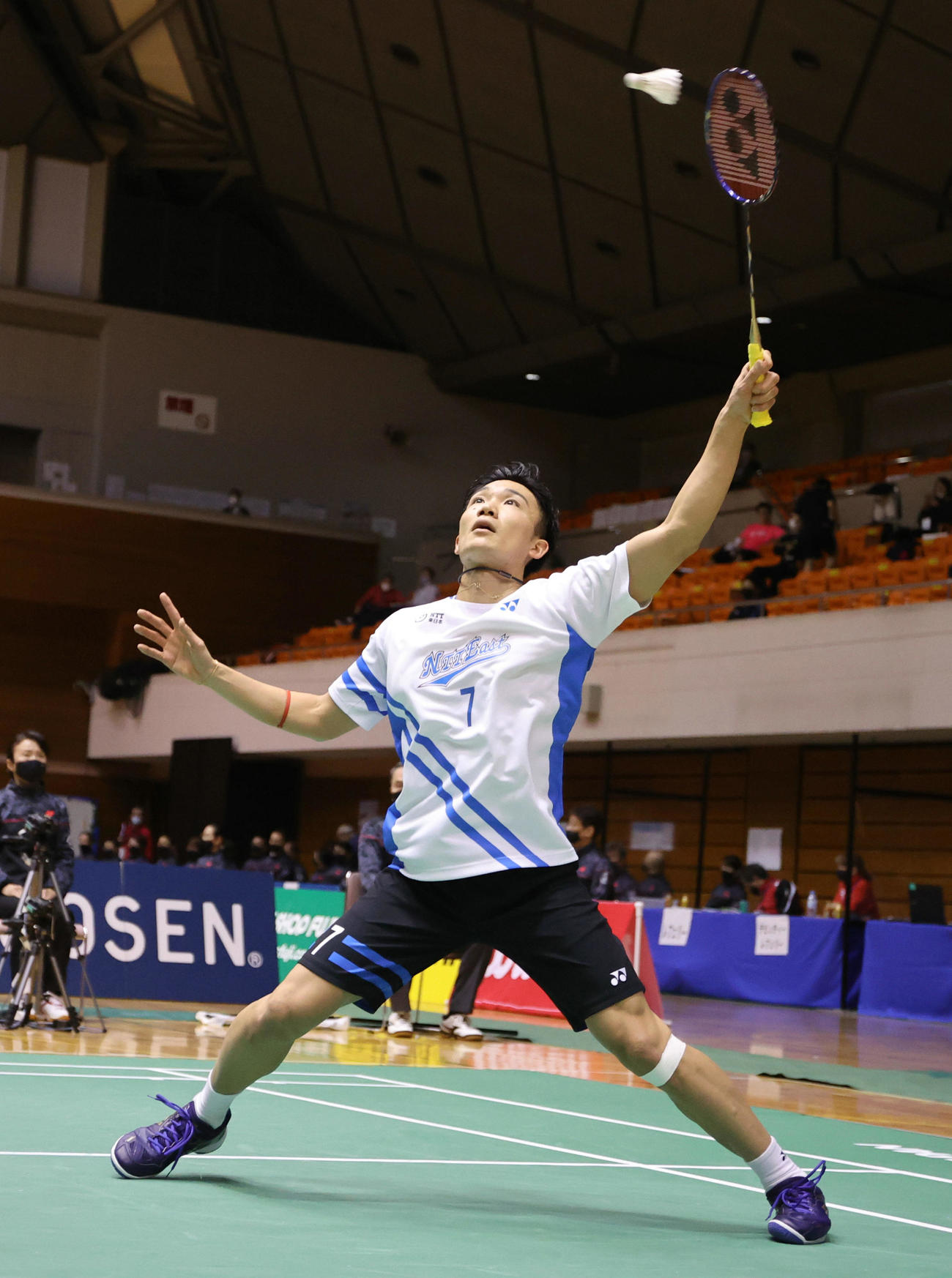 男子シングルス準決勝でプレーする桃田（代表撮影）