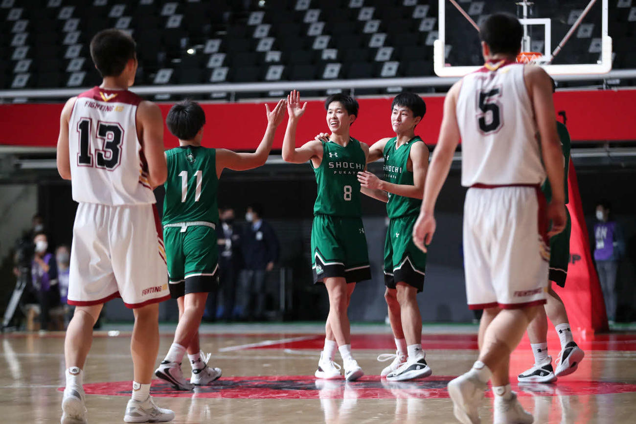 九州学院対正智深谷　試合に勝利しタッチを交わす正智深谷の選手たち（C）JBA