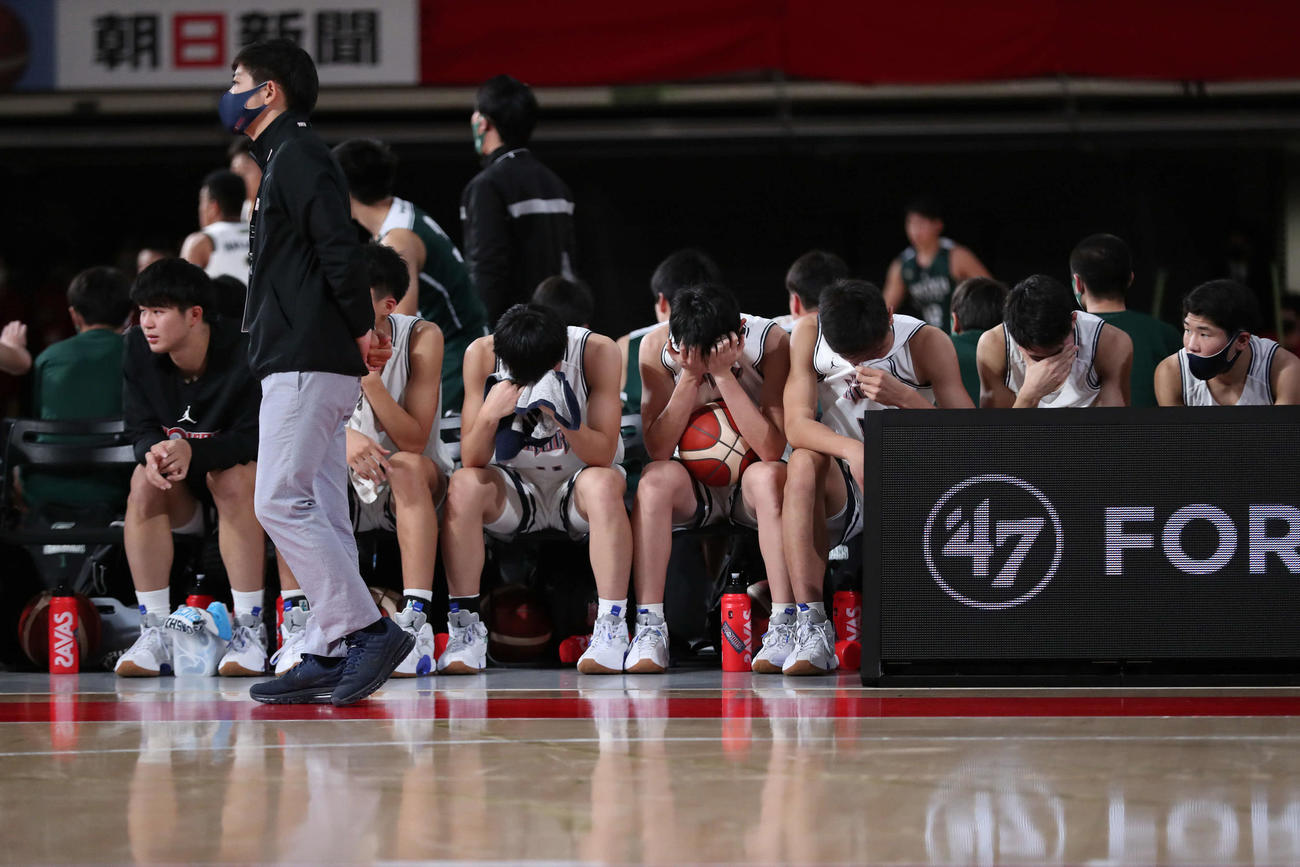福岡大大濠対東山　第4Q、ベンチでうなだれる福岡大大濠の選手たち（C）JBA
