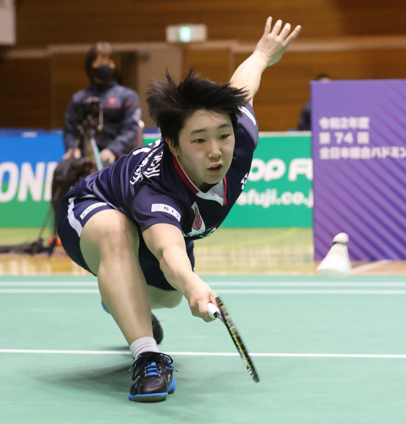 女子シングルス準決勝でプレーする山口（代表撮影）