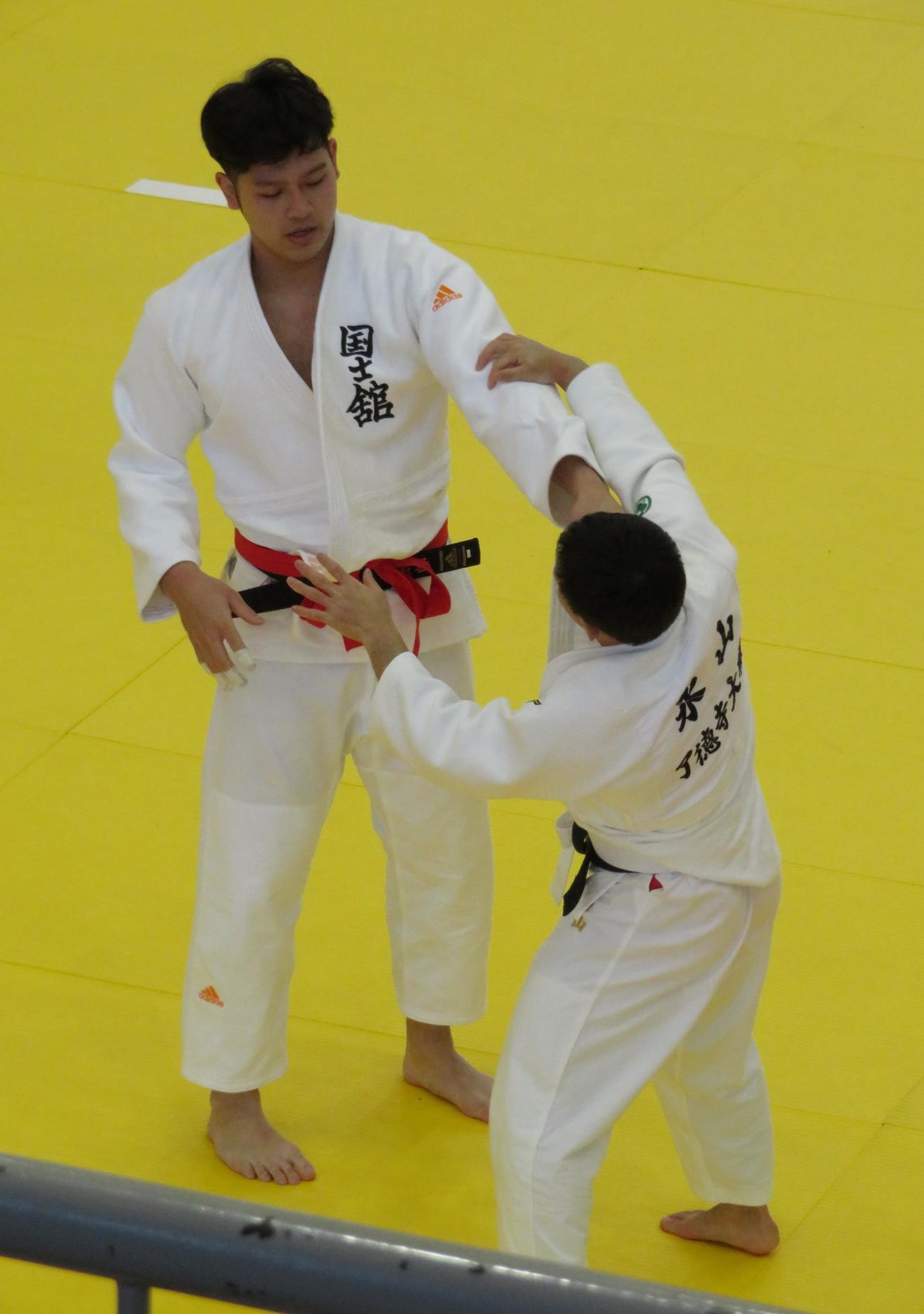 全日本選手権2回戦で飯田健太郎と対戦する永山竜樹（撮影・峯岸佑樹）