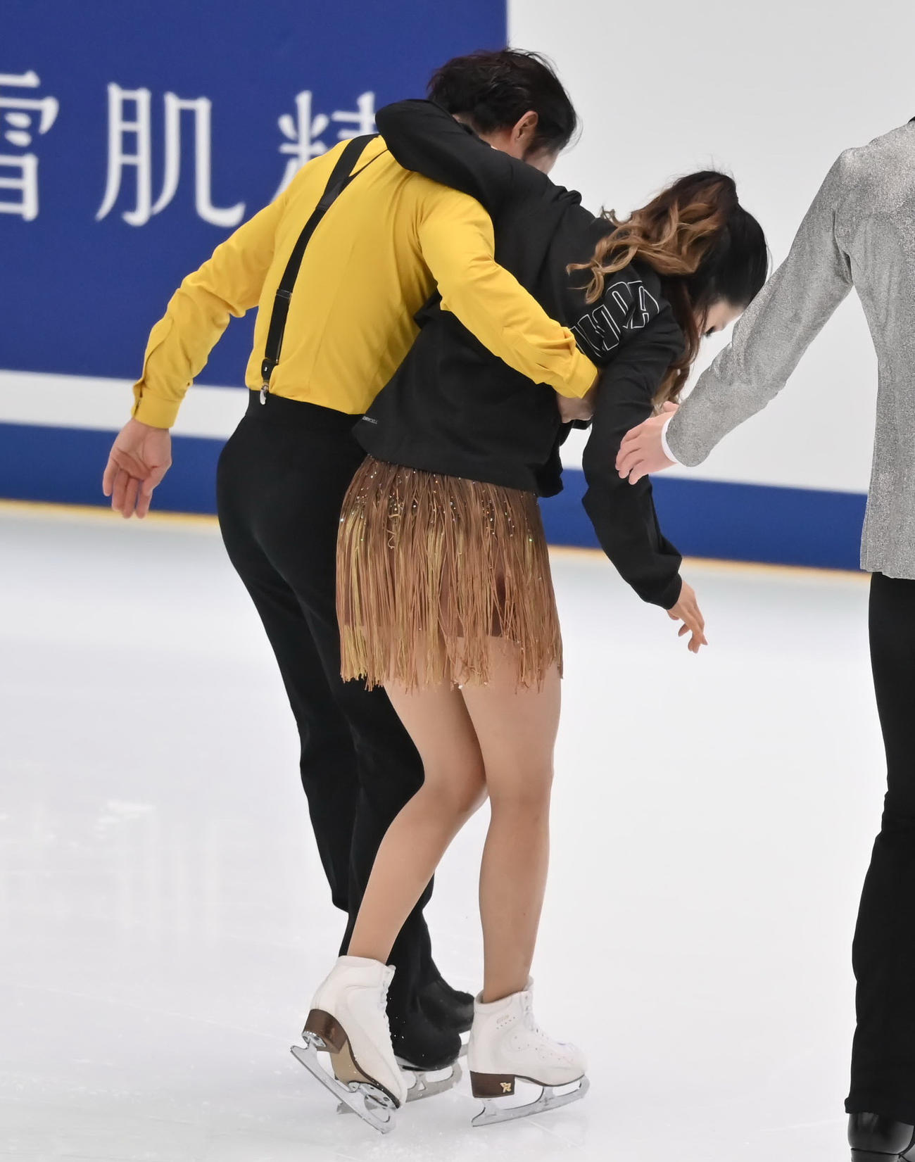 全日本フィギュアスケート選手権　アイスダンスの公式練習中、左膝を痛めた村元（右）を抱える高橋（代表撮影）