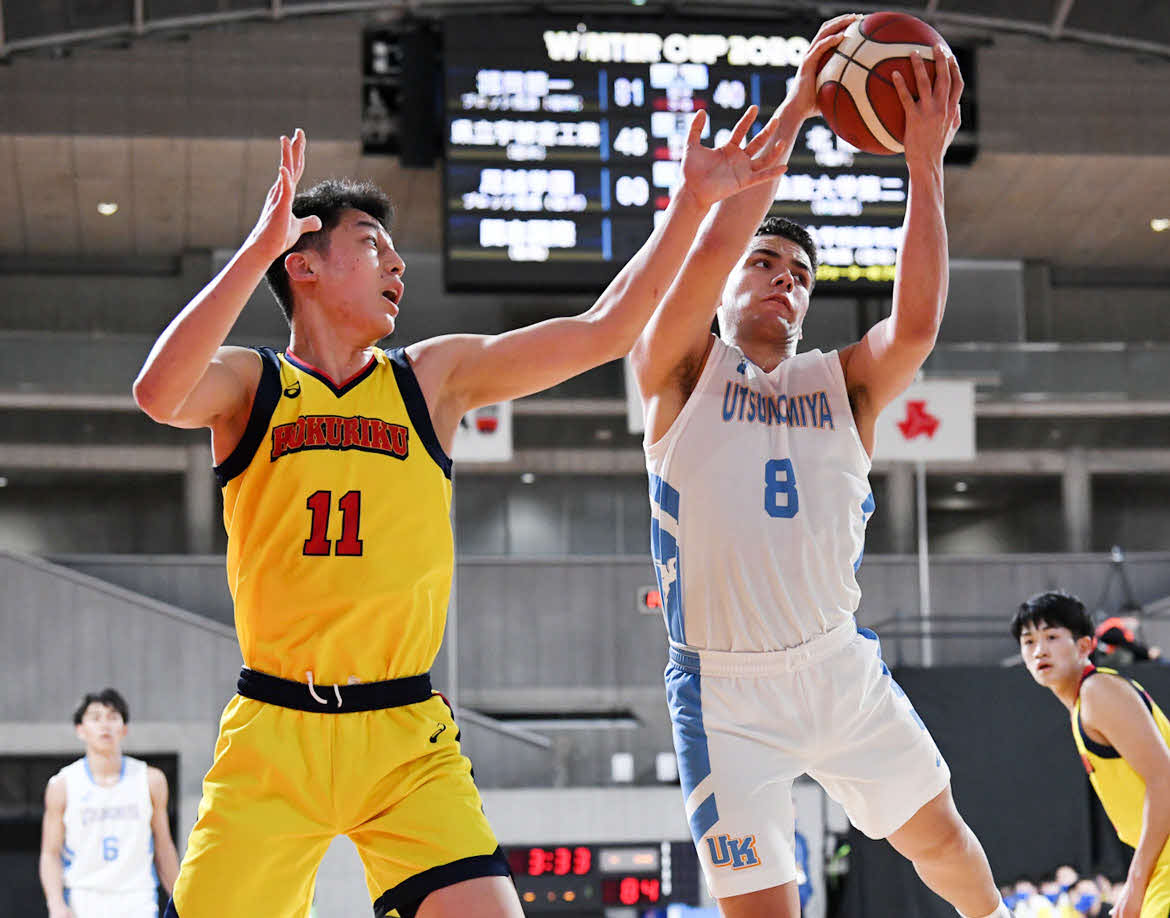 宇都宮工対北陸　第4Q、北陸・岡川（左）と競り合う宇都宮工・君座（C）JBA
