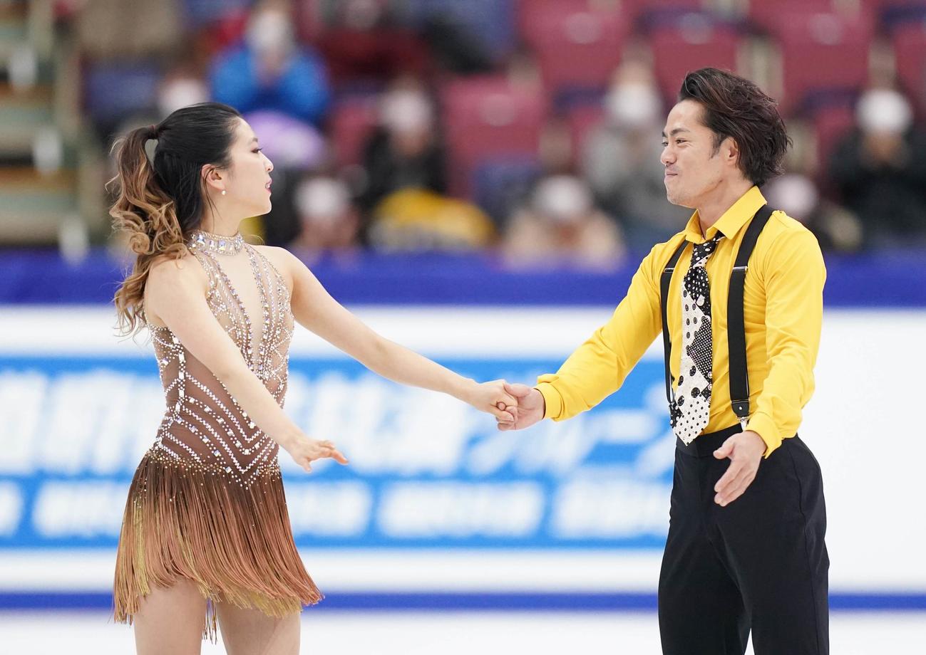 全日本フィギュアスケート選手権　アイスダンスRDの演技を終えて、見つめあう村元・高橋組（代表撮影）