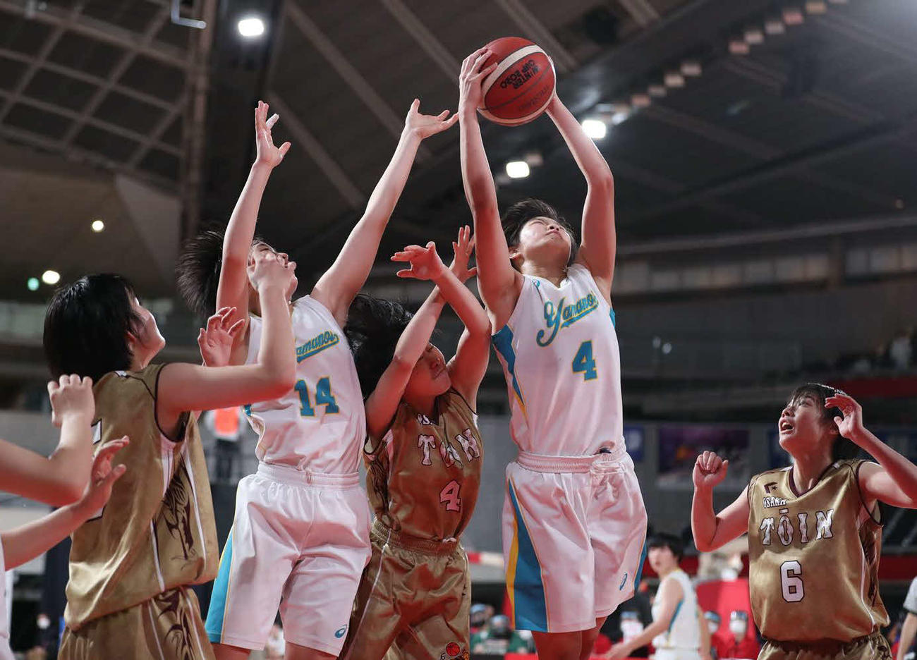 第4Q、リバウンドを取る舘山（左から4人目）（C）JBA