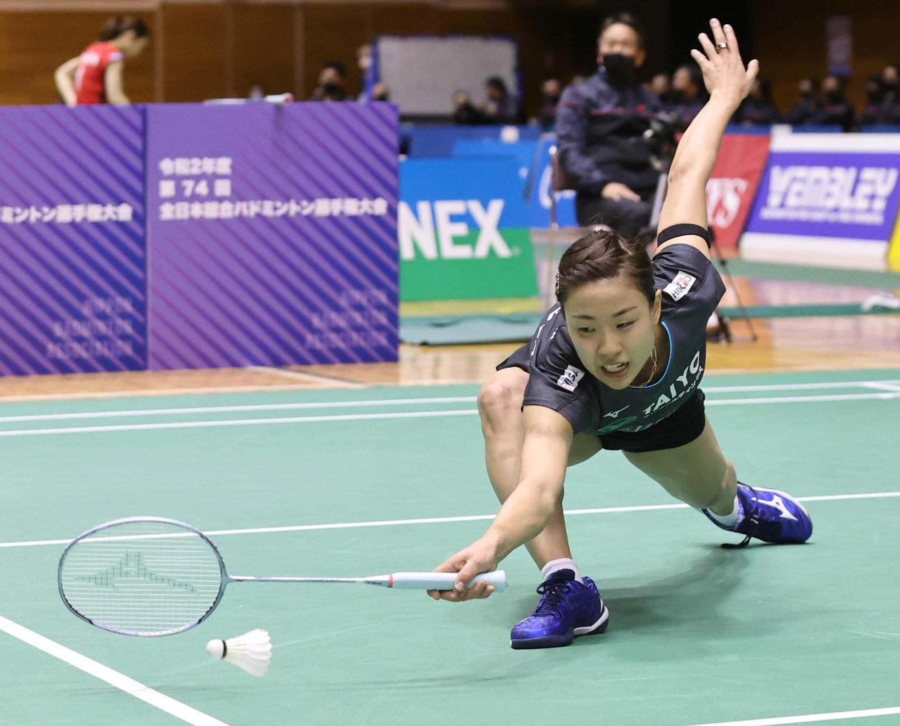 女子シングルス準決勝でプレーする奥原（代表撮影）