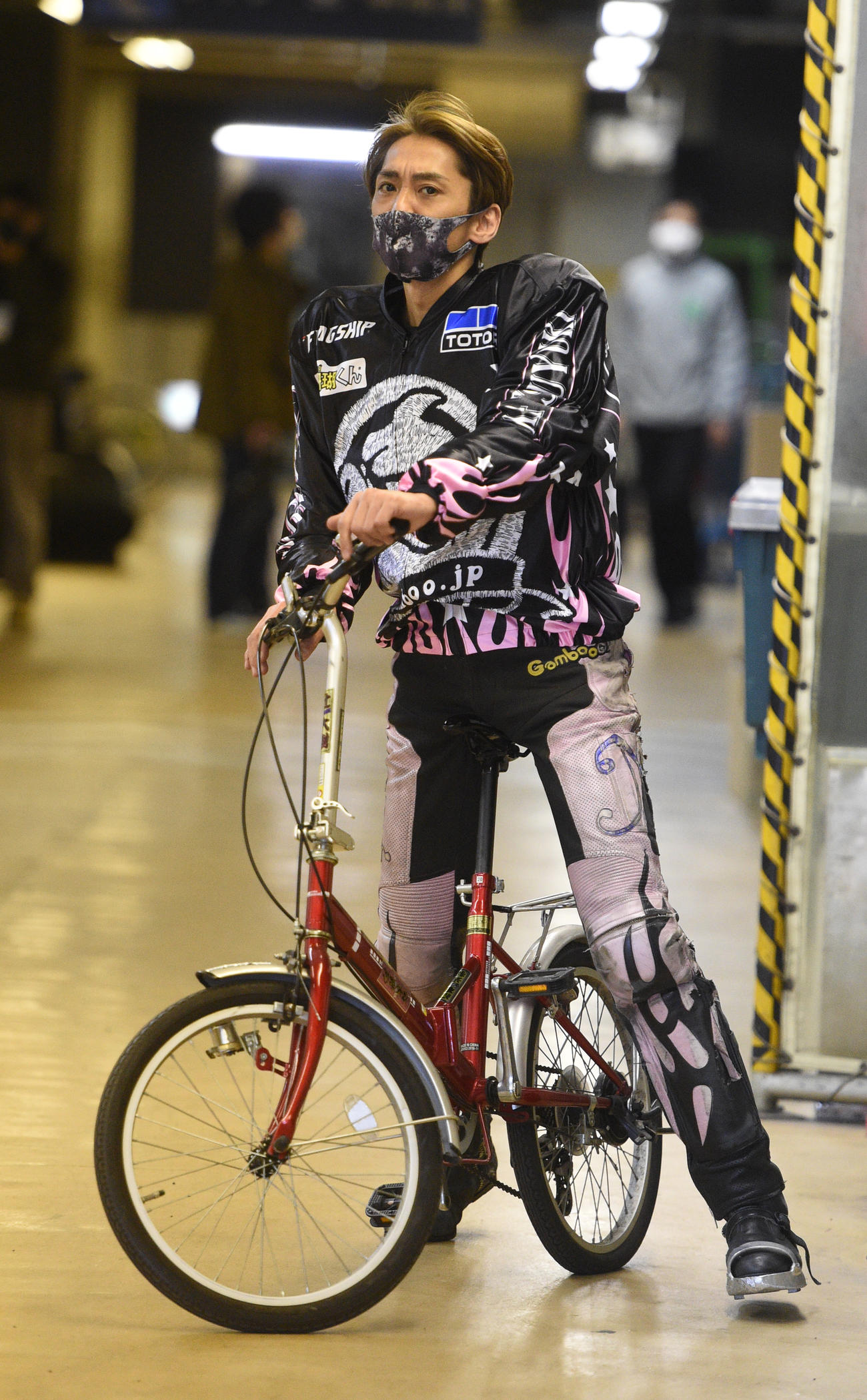 SS王座の前検で、施設内を自転車で移動する森且行（撮影・柴田隆二）