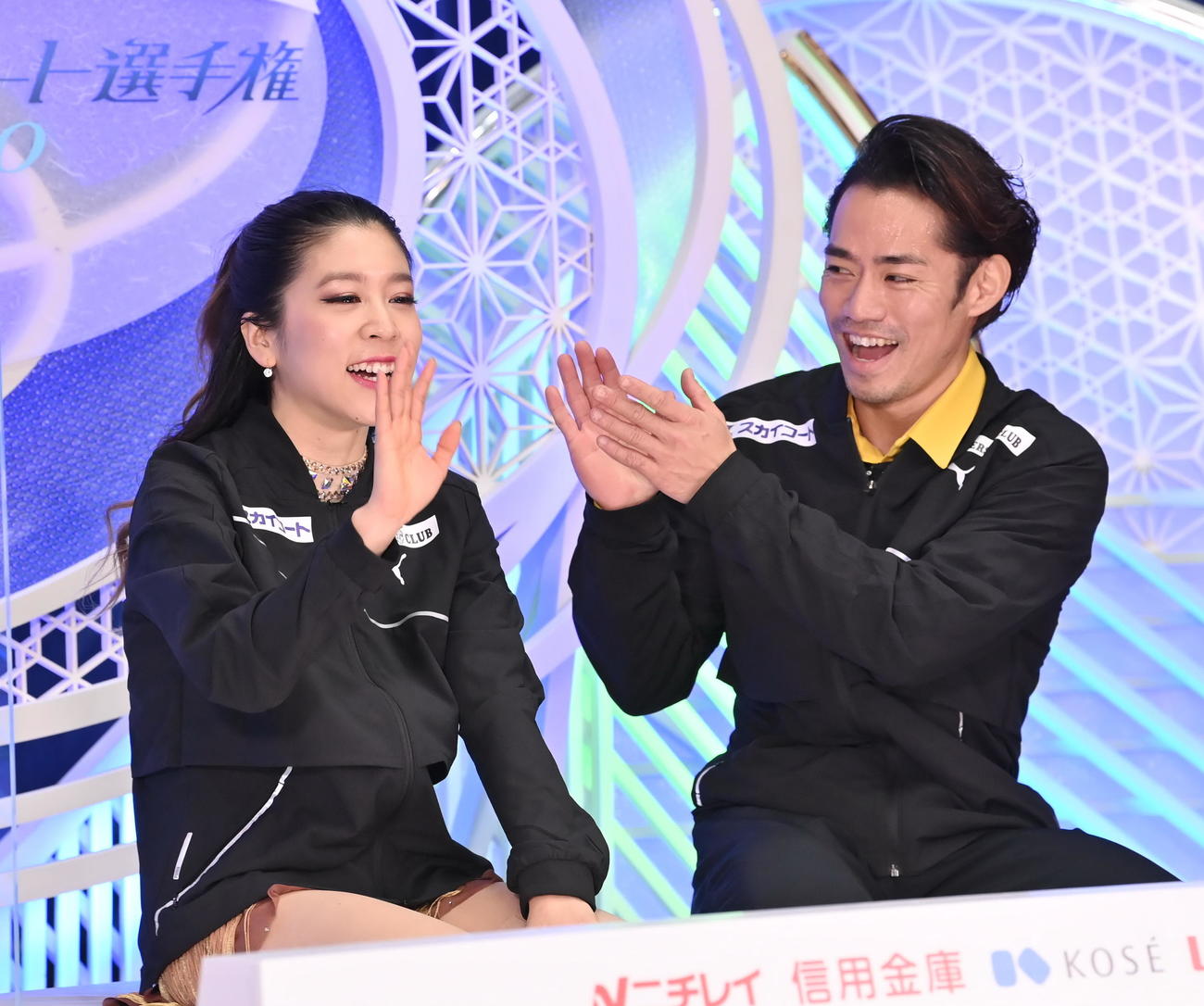 全日本フィギュアスケート選手権　アイスダンスRDの演技を終え、「キス・アンド・クライ」で手を振る村元（左）と拍手する高橋（代表撮影）