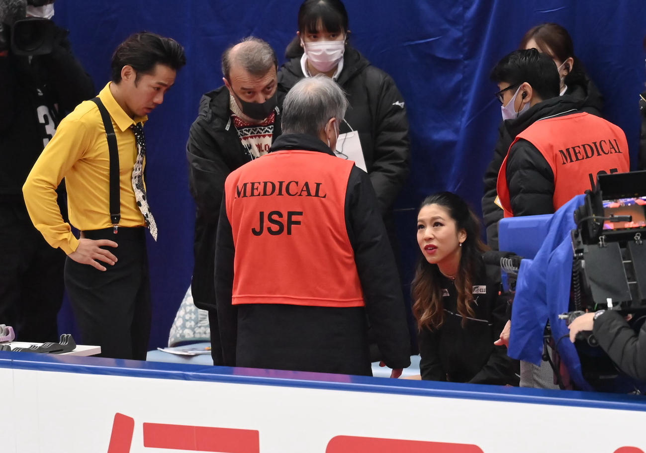アイスダンスの公式練習で、医療関係者らと話す村元（中央右）。左から高橋、コーチのエプスタイン氏（代表撮影）