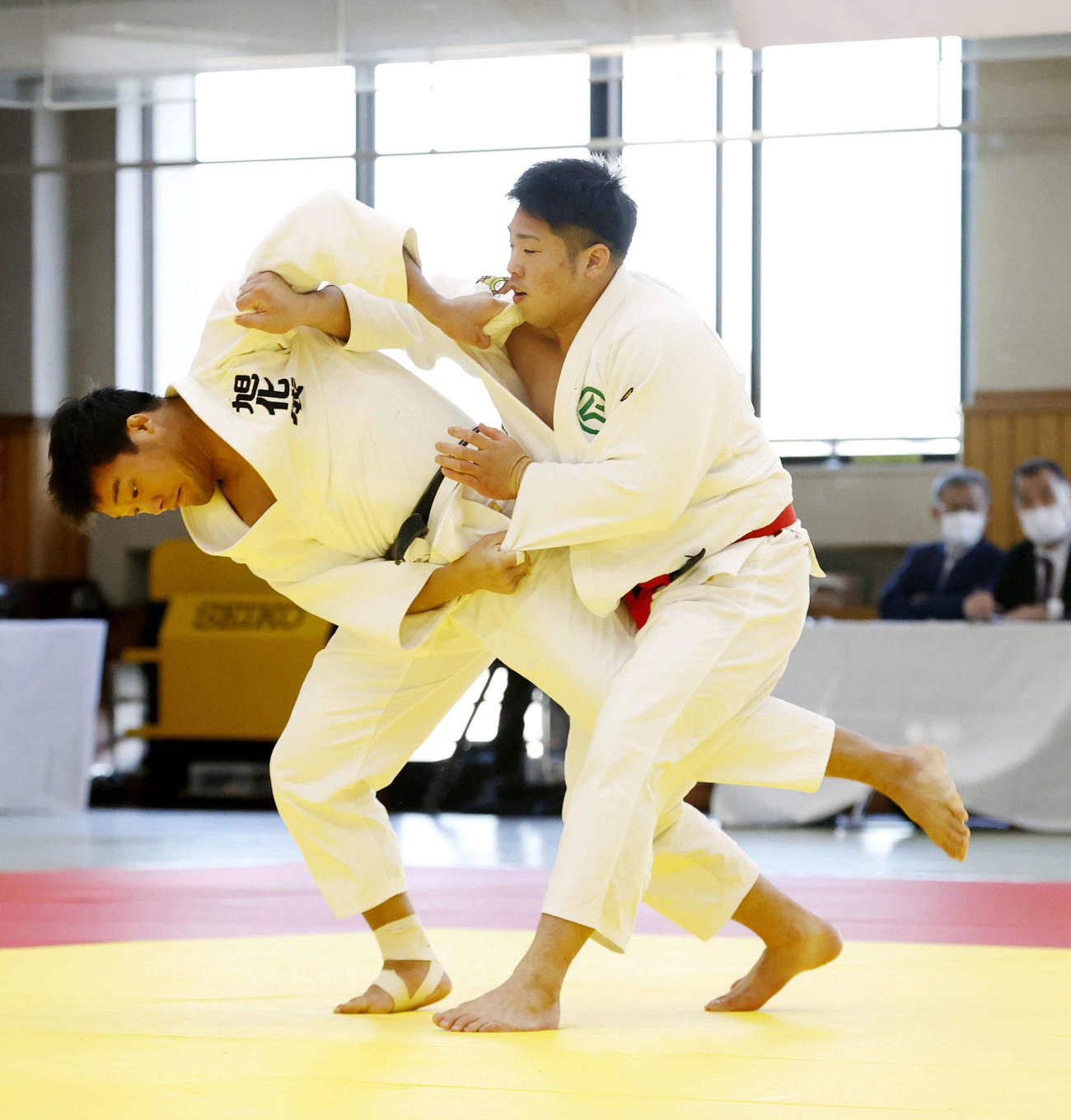 3回戦で羽賀（左）に敗れた影浦（代表撮影）
