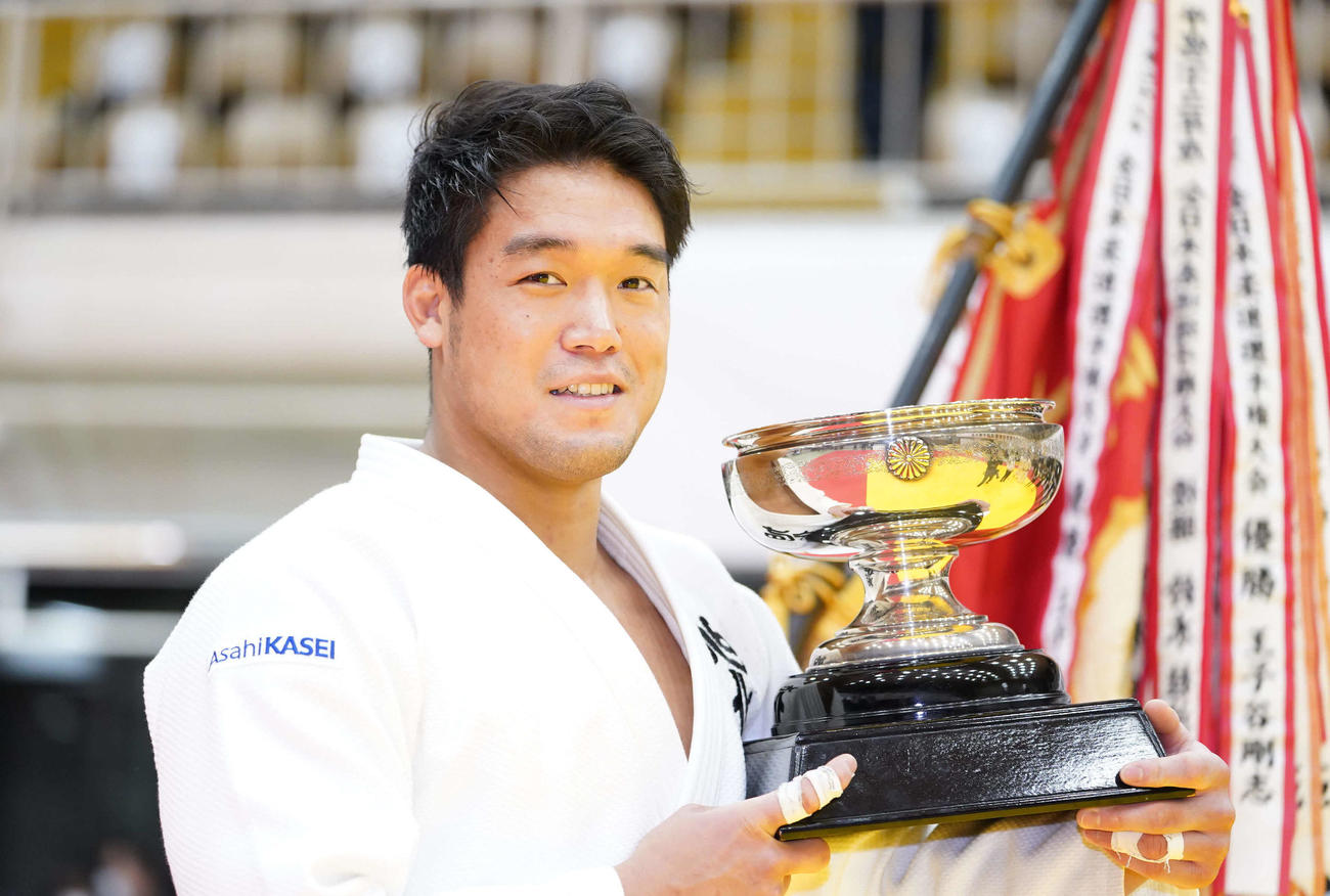 初優勝を果たし、天皇杯を手に笑顔を見せる羽賀（代表撮影）