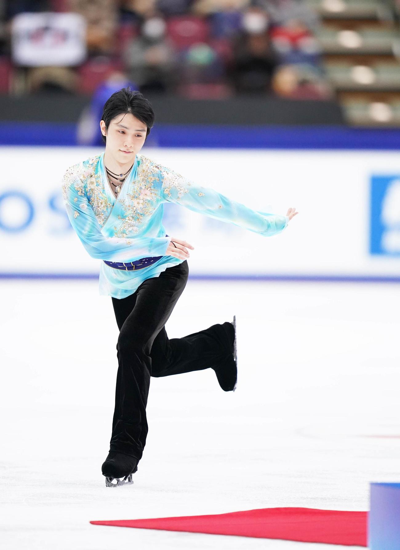 全日本フィギュアスケート選手権で優勝し、表彰式に笑顔で登場する羽生（代表撮影）