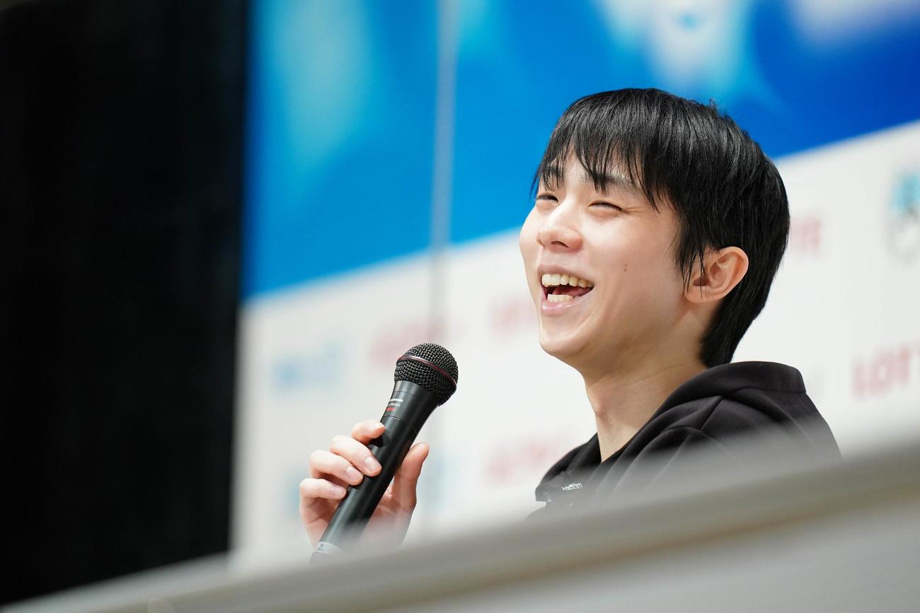 全日本フィギュアスケート選手権で優勝し、会見で笑顔を見せる羽生（代表撮影）