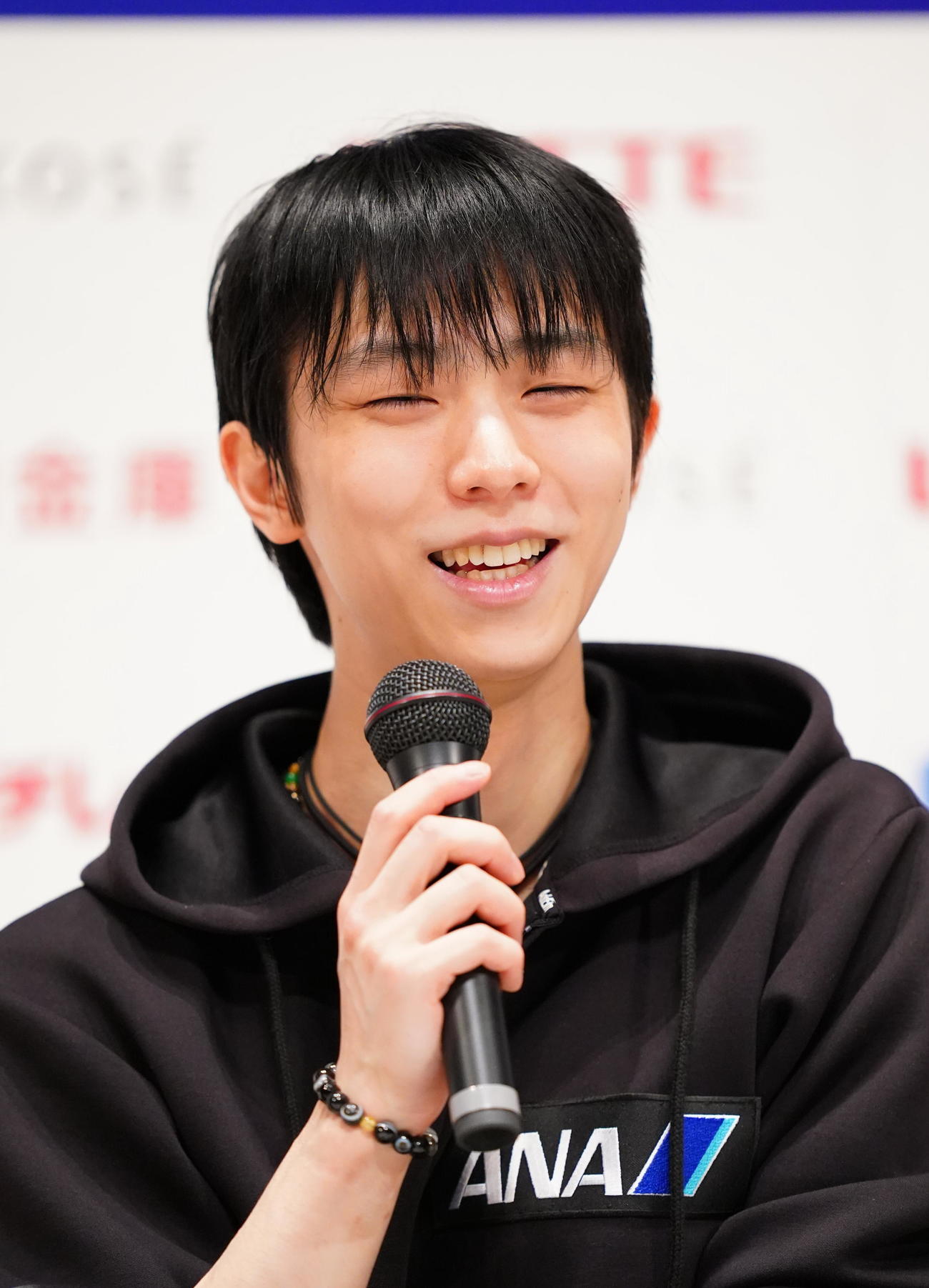 全日本フィギュアスケート選手権で優勝し、会見で記者の質問に笑顔で答える羽生（代表撮影）