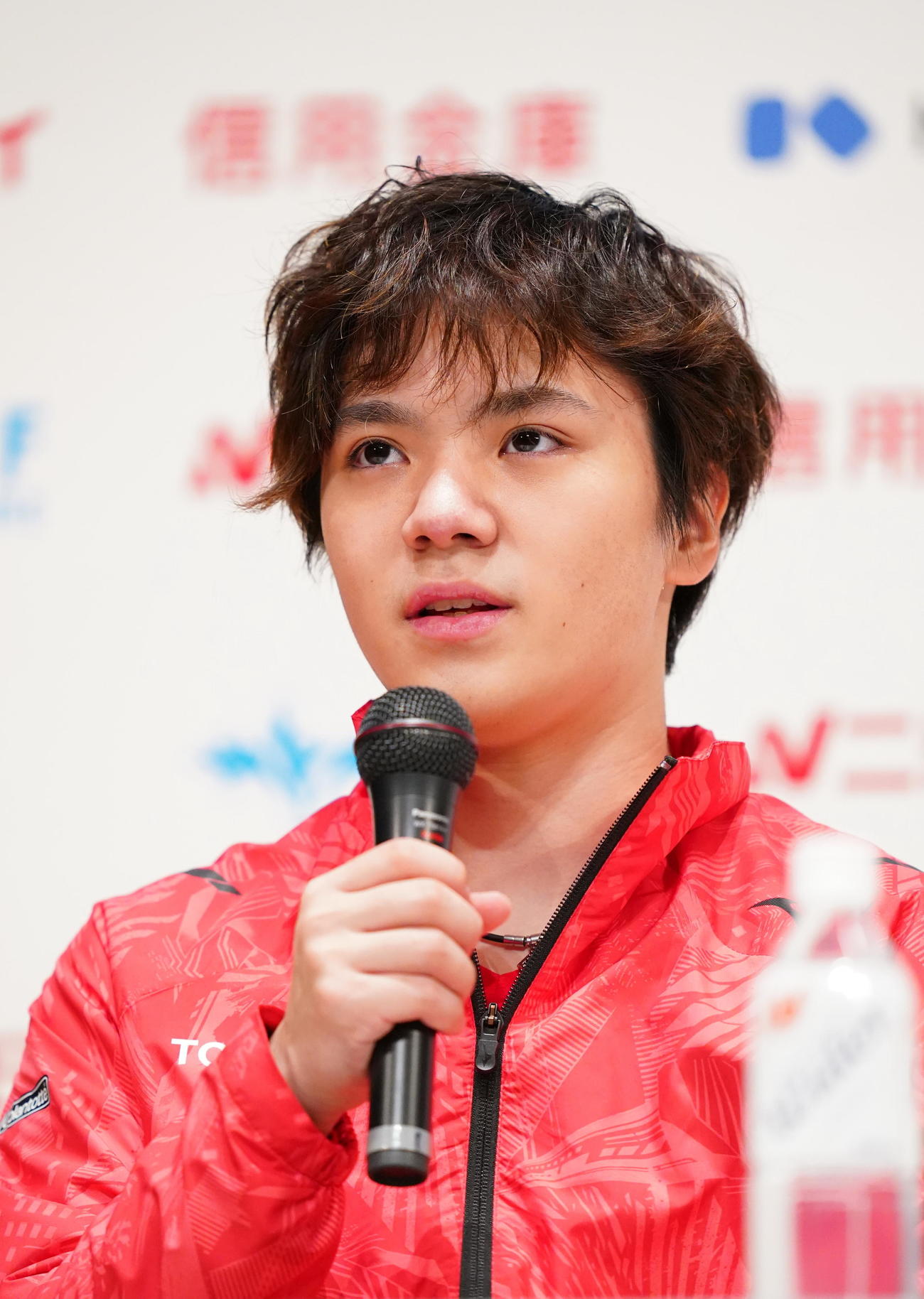 全日本フィギュアスケート選手権で2位の宇野は、会見で記者の質問に答える（代表撮影）