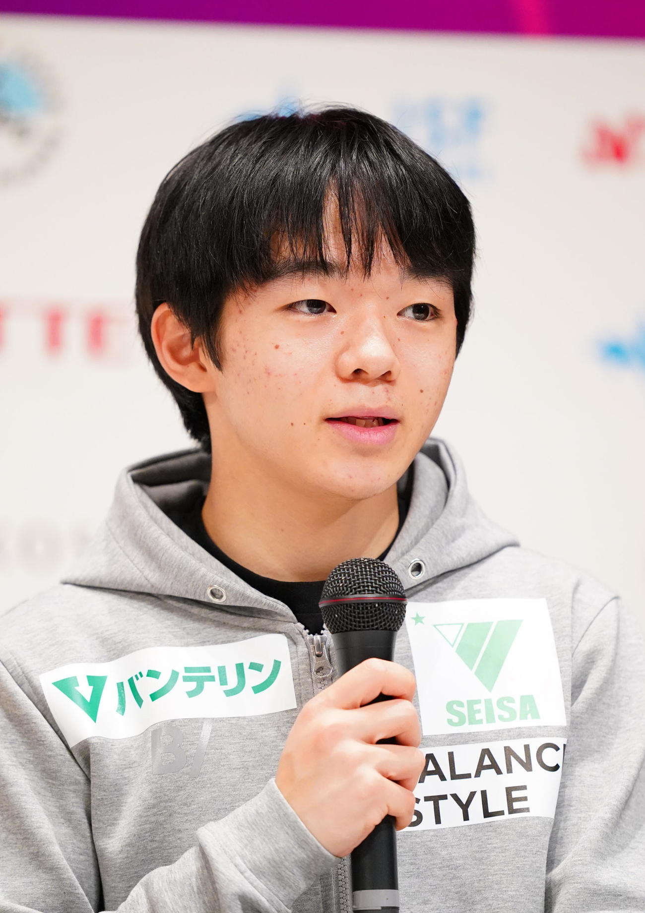 全日本フィギュアスケート選手権で3位の鍵山は、会見で記者の質問に答える（代表撮影）