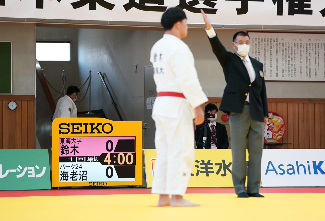 海老沼の欠場で不戦勝となった鈴木（手前）（代表撮影）