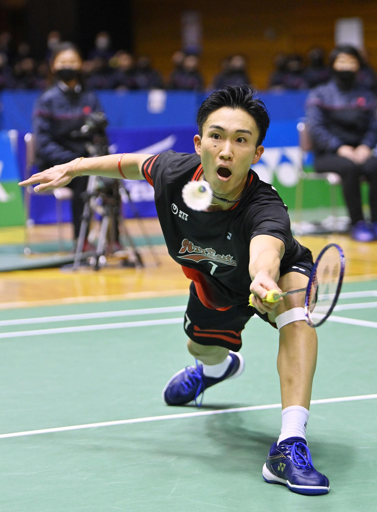 男子シングルス決勝でプレーする桃田（代表撮影）