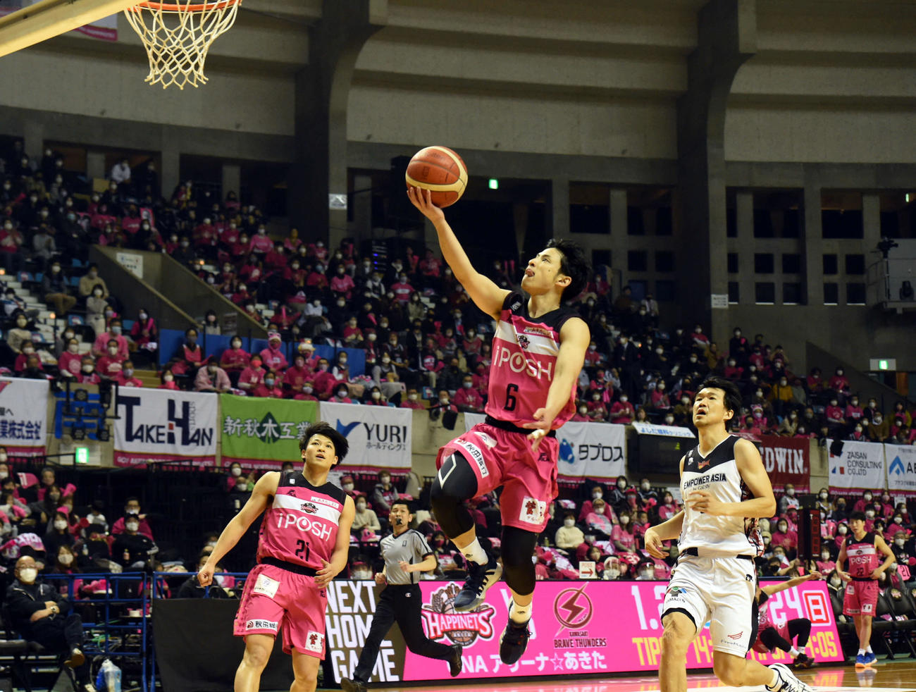 秋田対三遠　第1Q、シュートを放つ秋田細谷（撮影・相沢孔志）