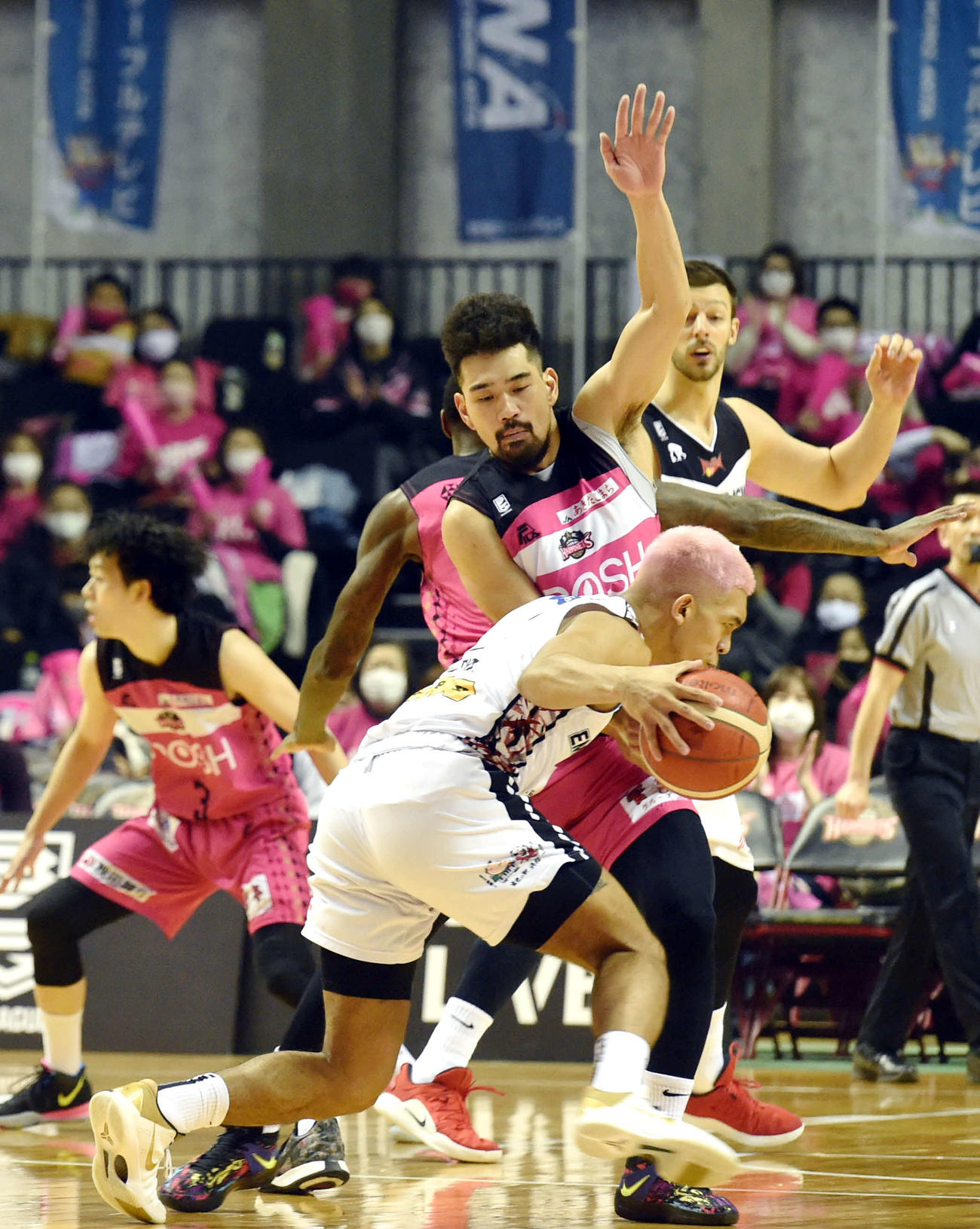 秋田対三遠　第1Q、激しいディフェンスをする秋田古川