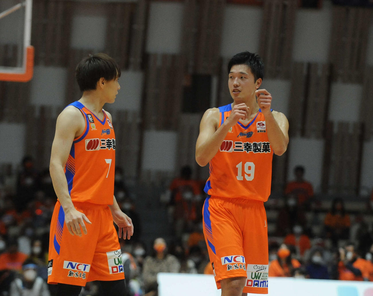 五十嵐（左）とプレーの確認をする西田