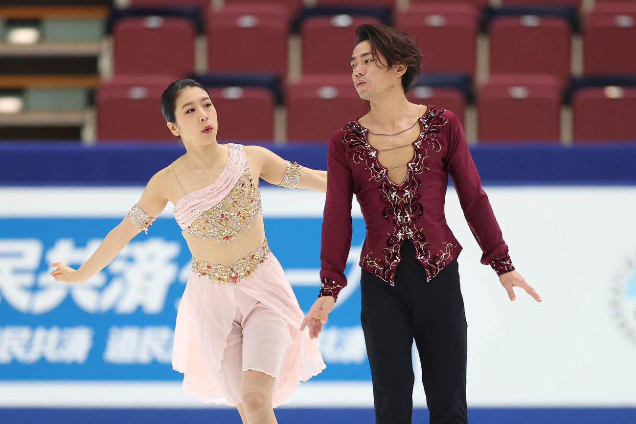 フリーに向け公式練習で調整するアイスダンスの村元（左）、高橋組（代表撮影）