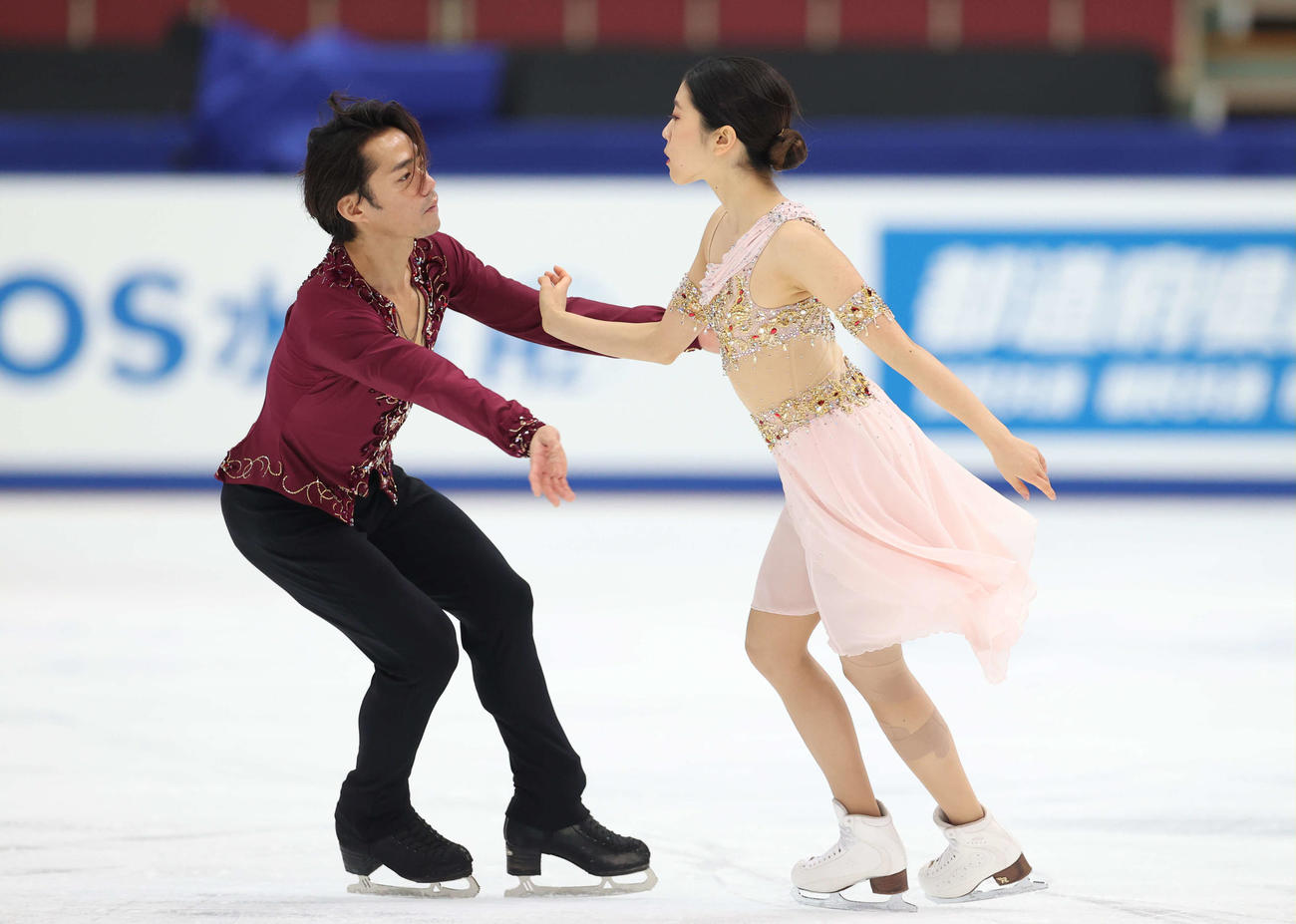 フリーに向け公式練習で調整するアイスダンスの村元（右）、高橋組（代表撮影）