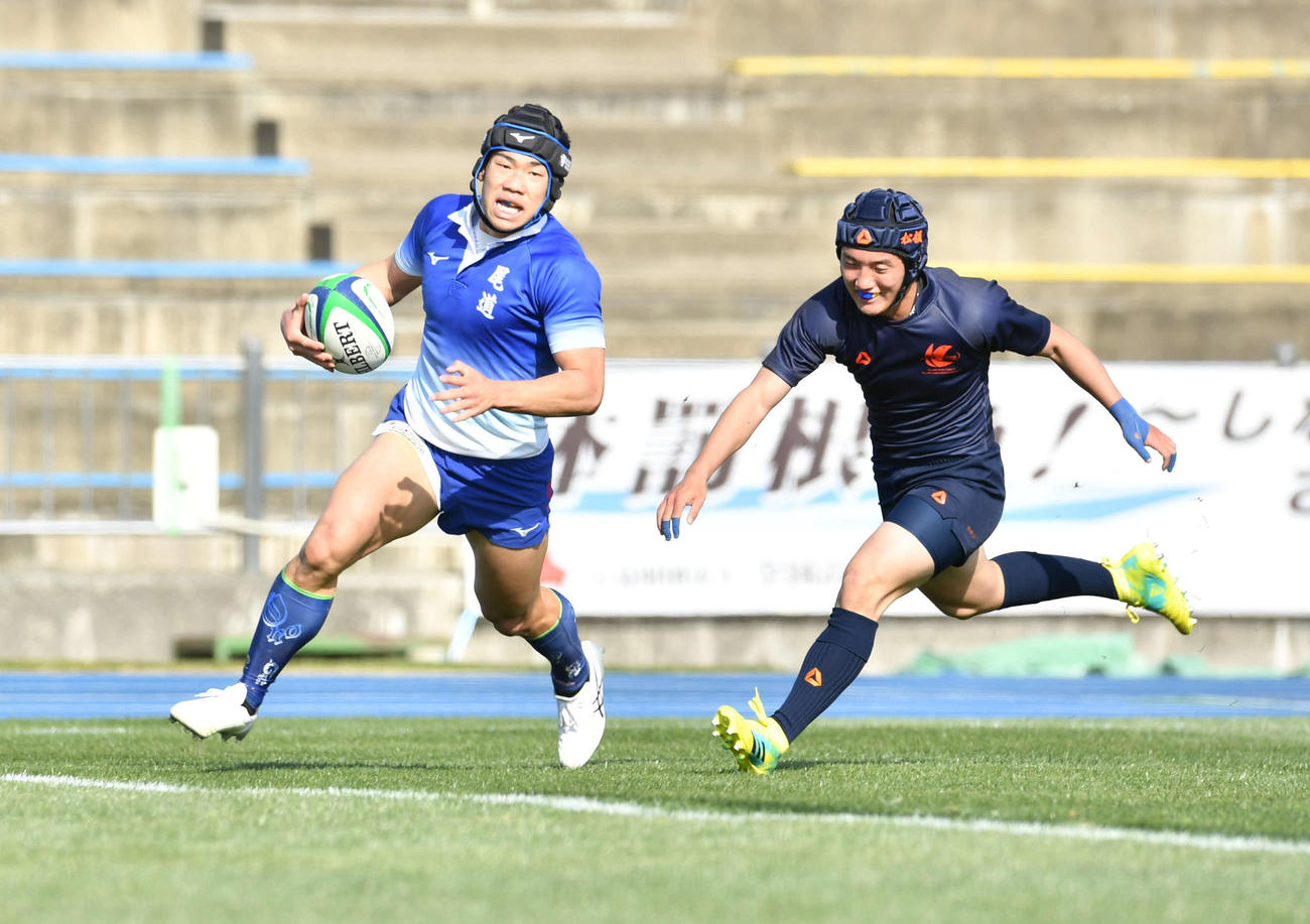 尾道対学法福島　後半、学法福島WTB古関（右）を振り切ってトライを決めた尾道WTB石丸（撮影・岩下翔太）