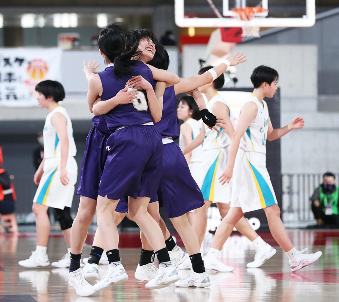 札幌山の手対東京成徳大高　勝利し抱き合い喜ぶ東京成徳大高の選手たち（C）JBA
