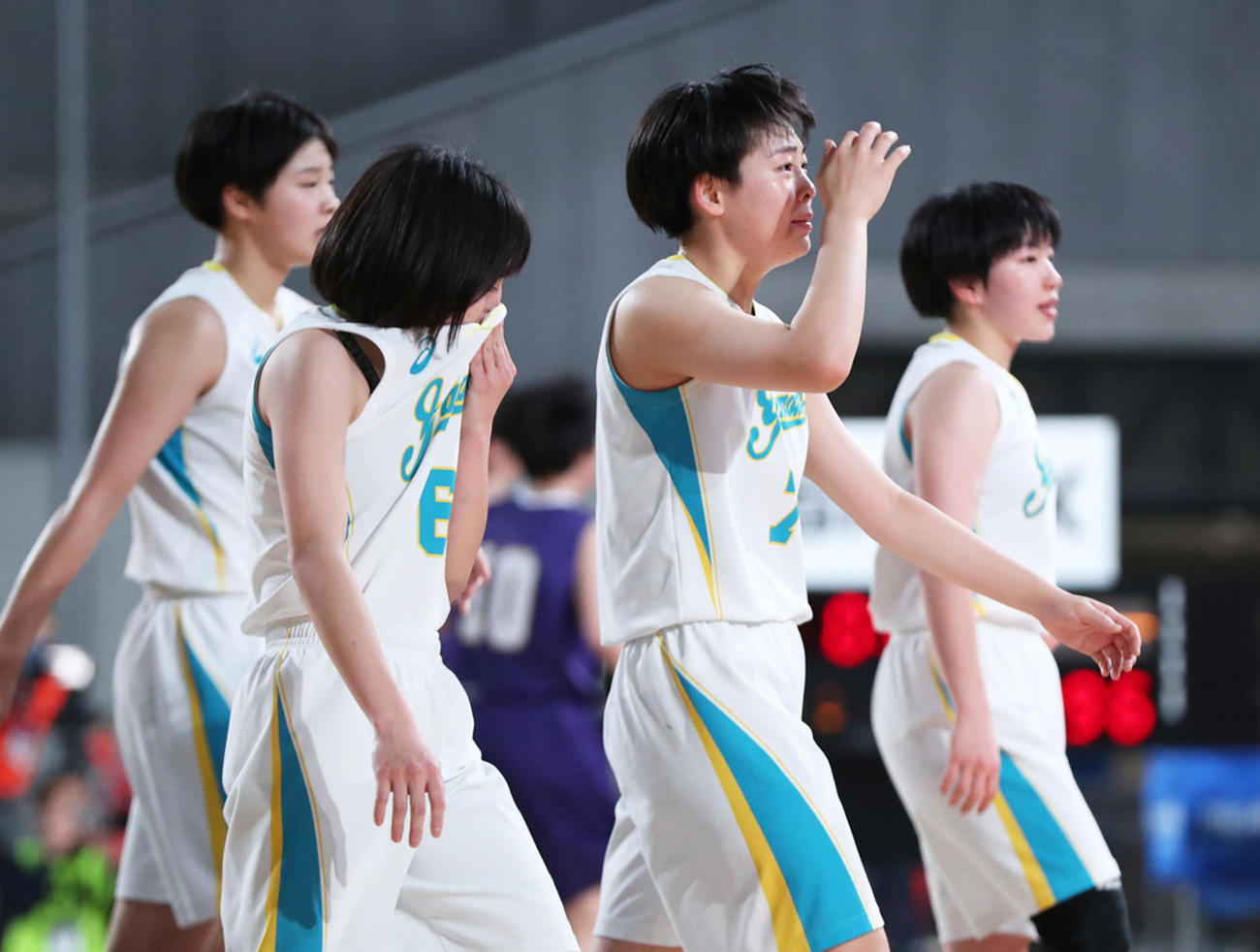 札幌山の手対東京成徳大高　準決勝で敗れ涙する札幌山の手の選手たち（C）JBA