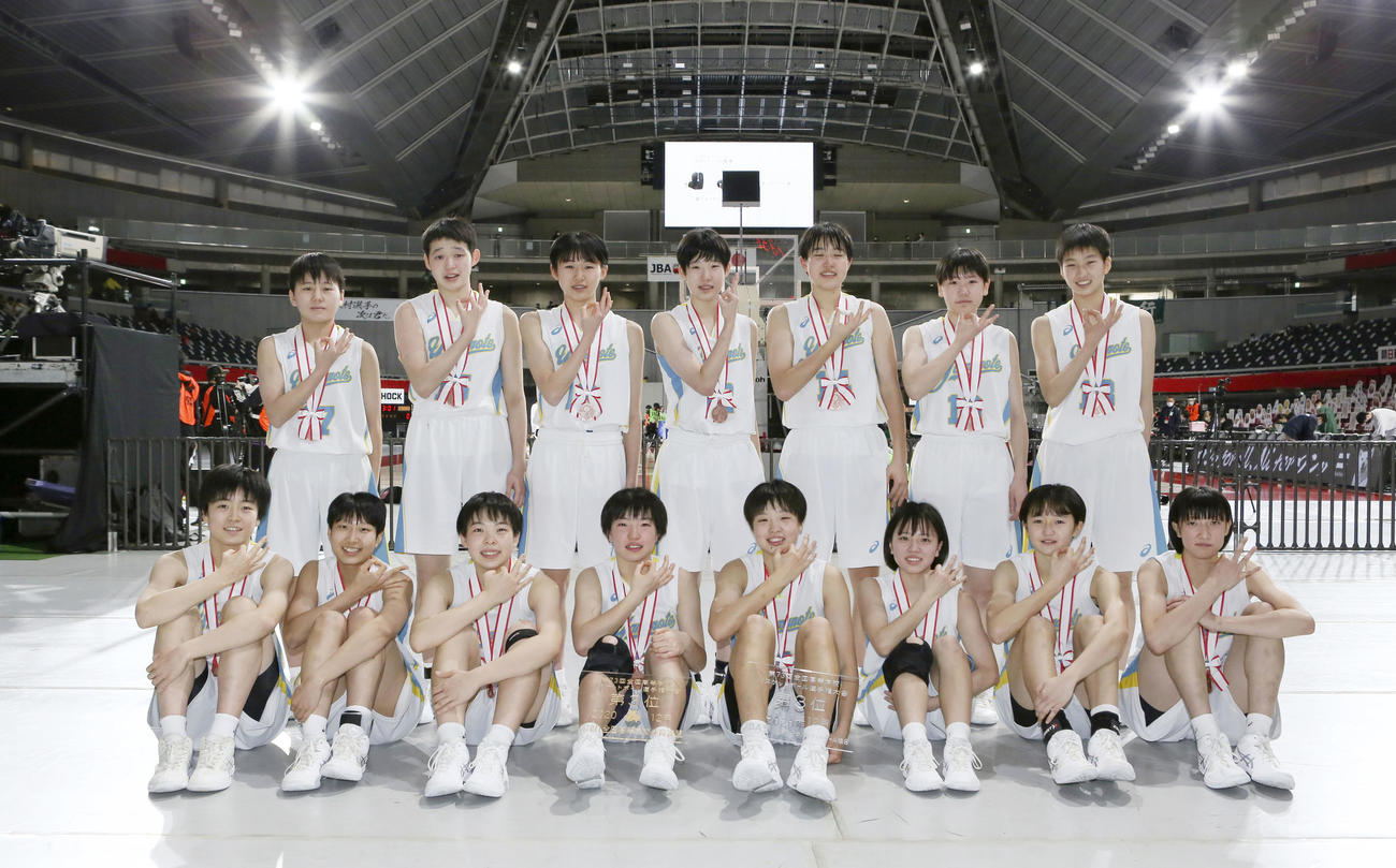 ウインターカップ女子3位表彰式　3位となりポーズを決める札幌山の手の選手たち（C）JBA