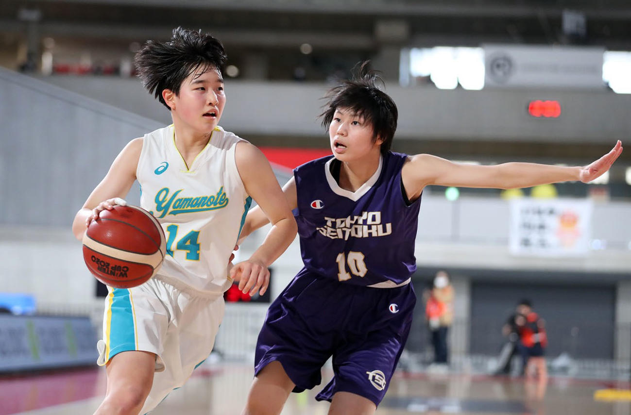ウインターカップ女子準決勝　札幌山の手対東京成徳大高　第2Q、ドリブルする札幌山の手・森岡（左）。左は東京成徳大高・佐坂（C）JBA