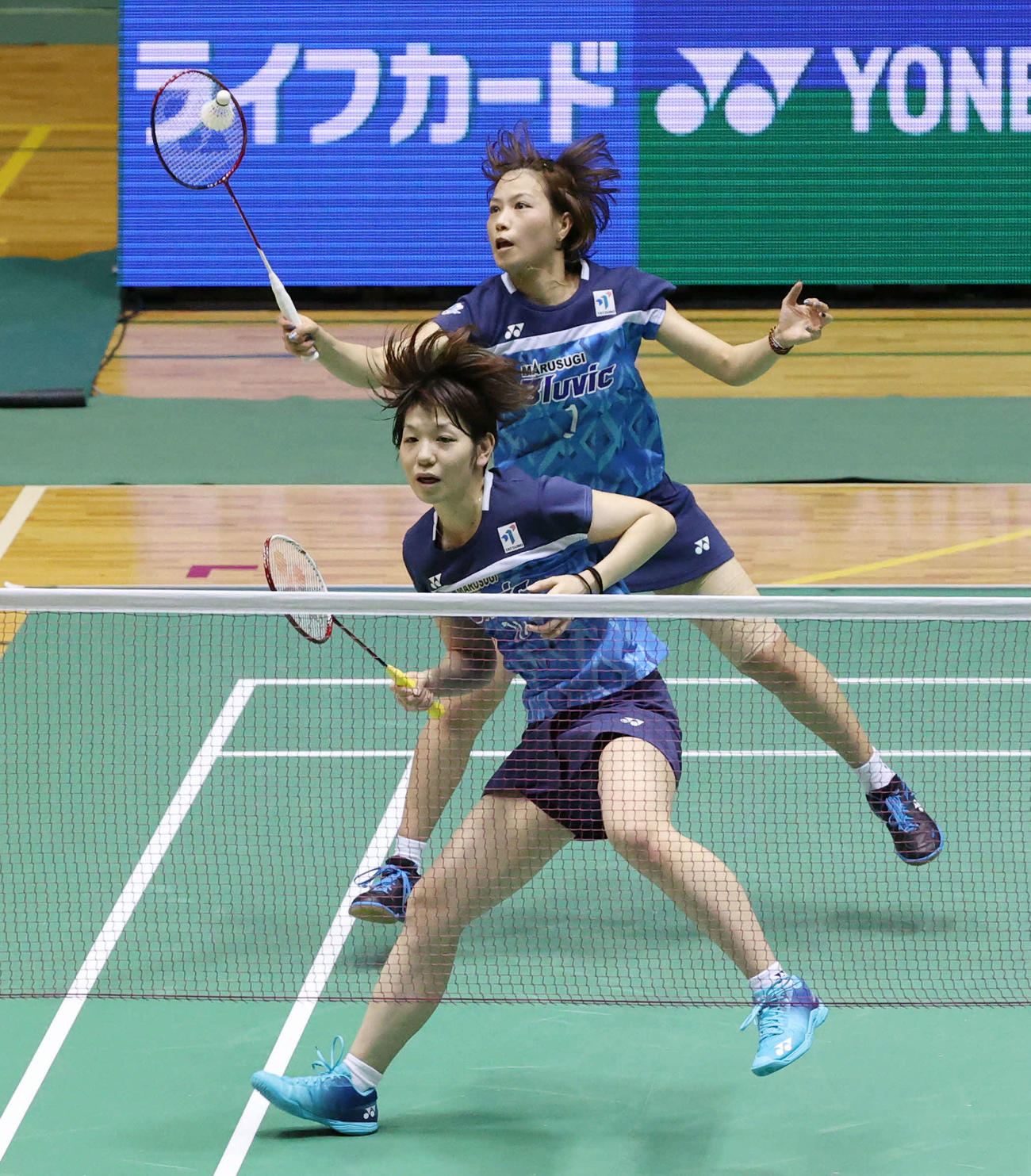 女子ダブルス決勝でプレーする福島（奥）、広田彩花組（代表撮影）