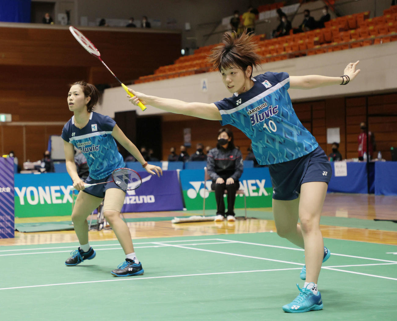 女子ダブルス決勝でプレーする福島（奥）、広田組（代表撮影）