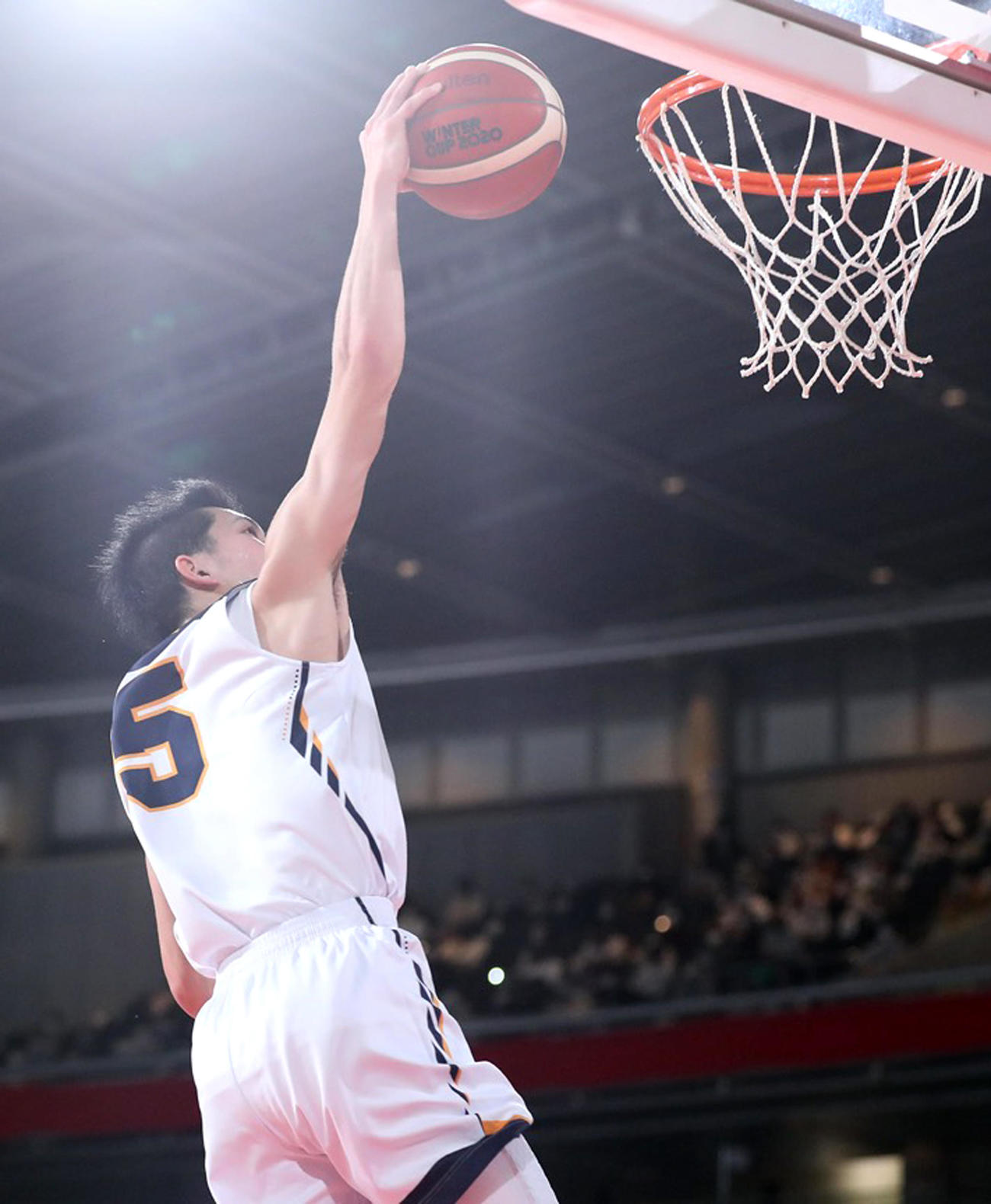 洛南対正智深谷　第2Q、シュートを放つ洛南・小川（C）JBA